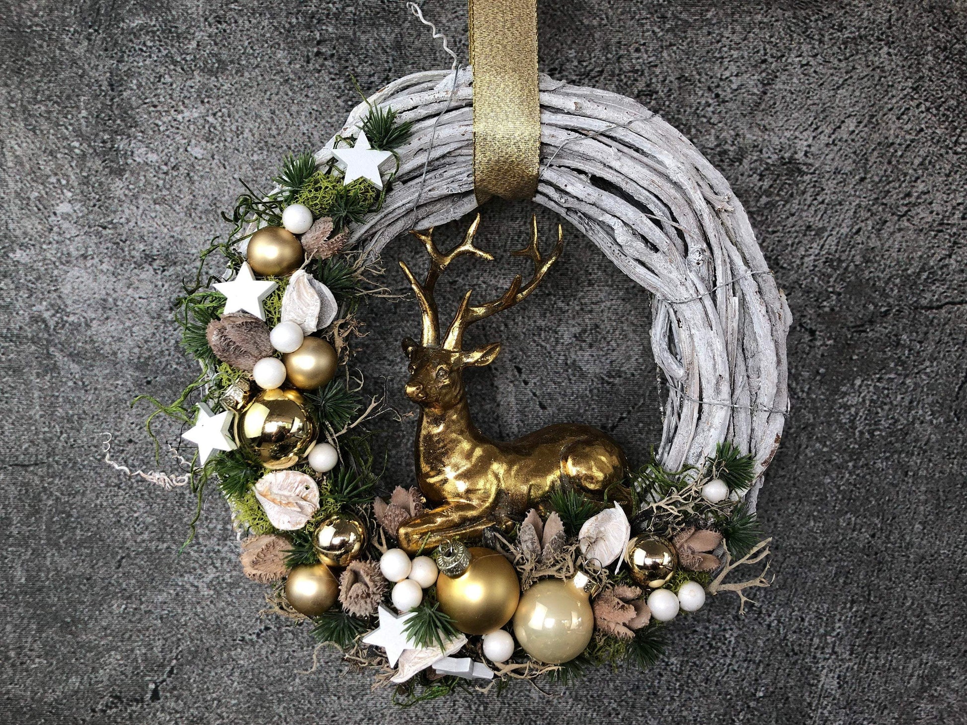 Türkranz Türdeko Türschmuck Weihnachten Weidenkranz Hirsch Zapfen Stern Tanne Band Modern – handgemacht aus Seiden- und Kunstblumen, langlebig & pflegeleicht von SarahsFlowerStudio
