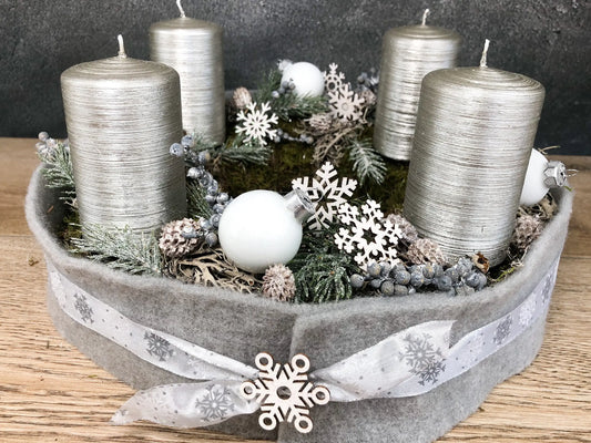 Adventskranz Adventskalender Schneeflocke Moos 35cm Zapfen Glitzer Frost mehrjährig groß rund – handgemacht aus Seiden- und Kunstblumen, langlebig & pflegeleicht von SarahsFlowerStudio