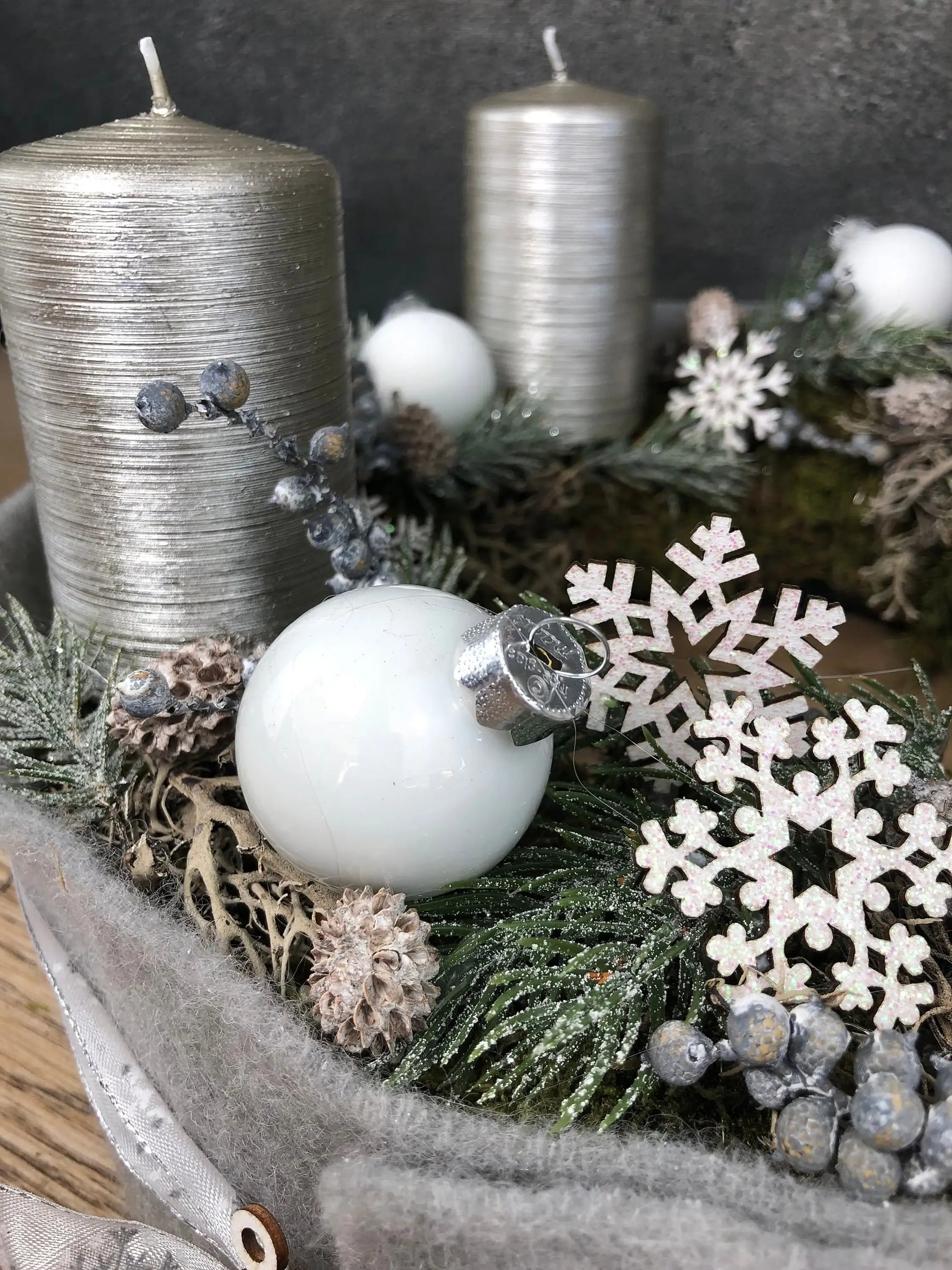 Adventskranz Adventskalender Schneeflocke Moos 35cm Zapfen Glitzer Frost mehrjährig groß rund – handgemacht aus Seiden- und Kunstblumen, langlebig & pflegeleicht von SarahsFlowerStudio