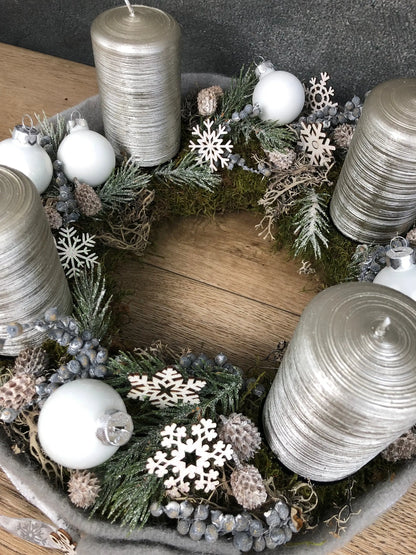 Adventskranz Adventskalender Schneeflocke Moos 35cm Zapfen Glitzer Frost mehrjährig groß rund – handgemacht aus Seiden- und Kunstblumen, langlebig & pflegeleicht von SarahsFlowerStudio