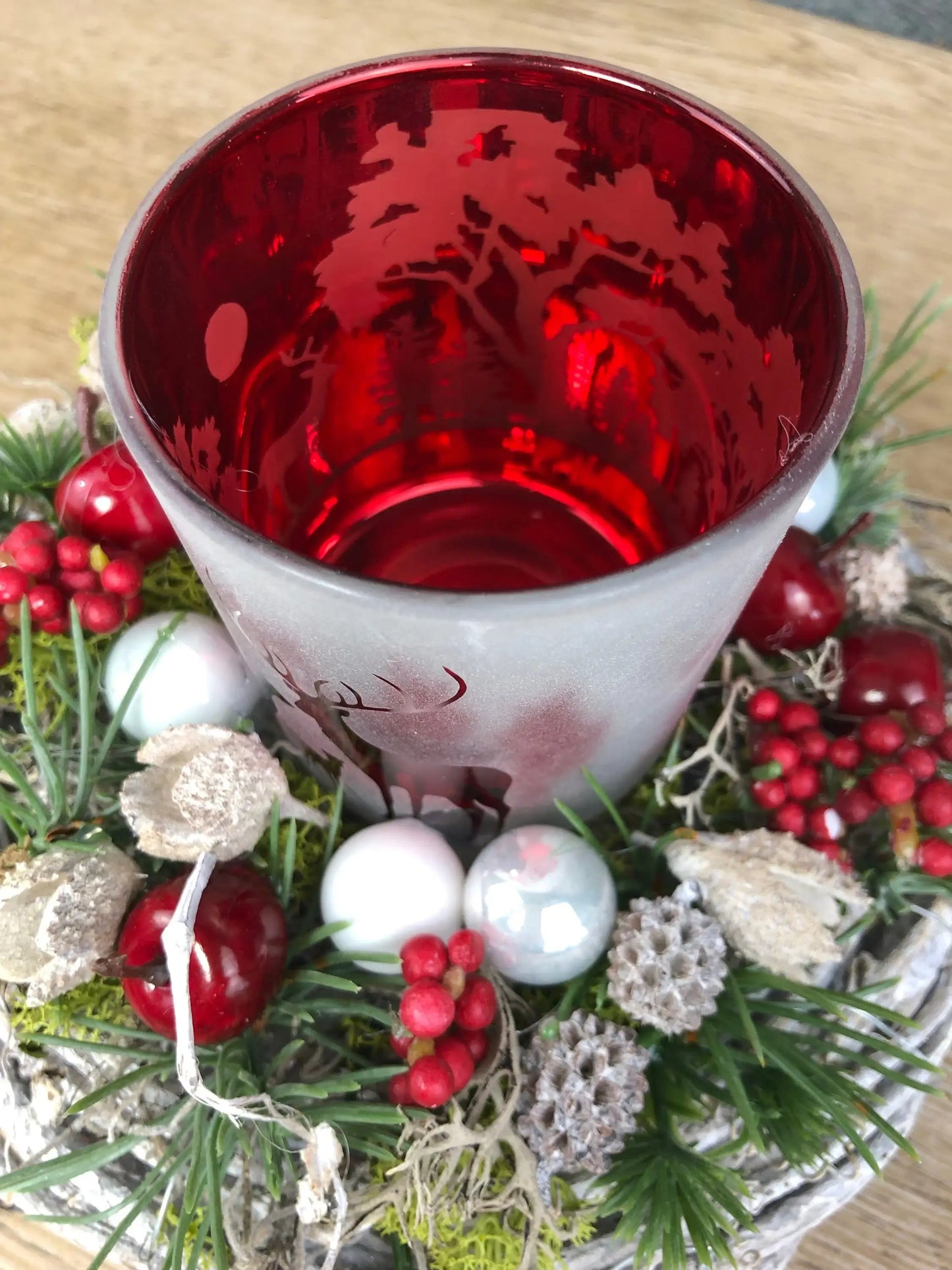 Adventsgesteck Gesteck 20cm Windlicht Glas Teelicht Hirsch Modern Rund Moos Thuja Zapfen Rot Weiß – handgemacht aus Seiden- und Kunstblumen, langlebig & pflegeleicht von SarahsFlowerStudio