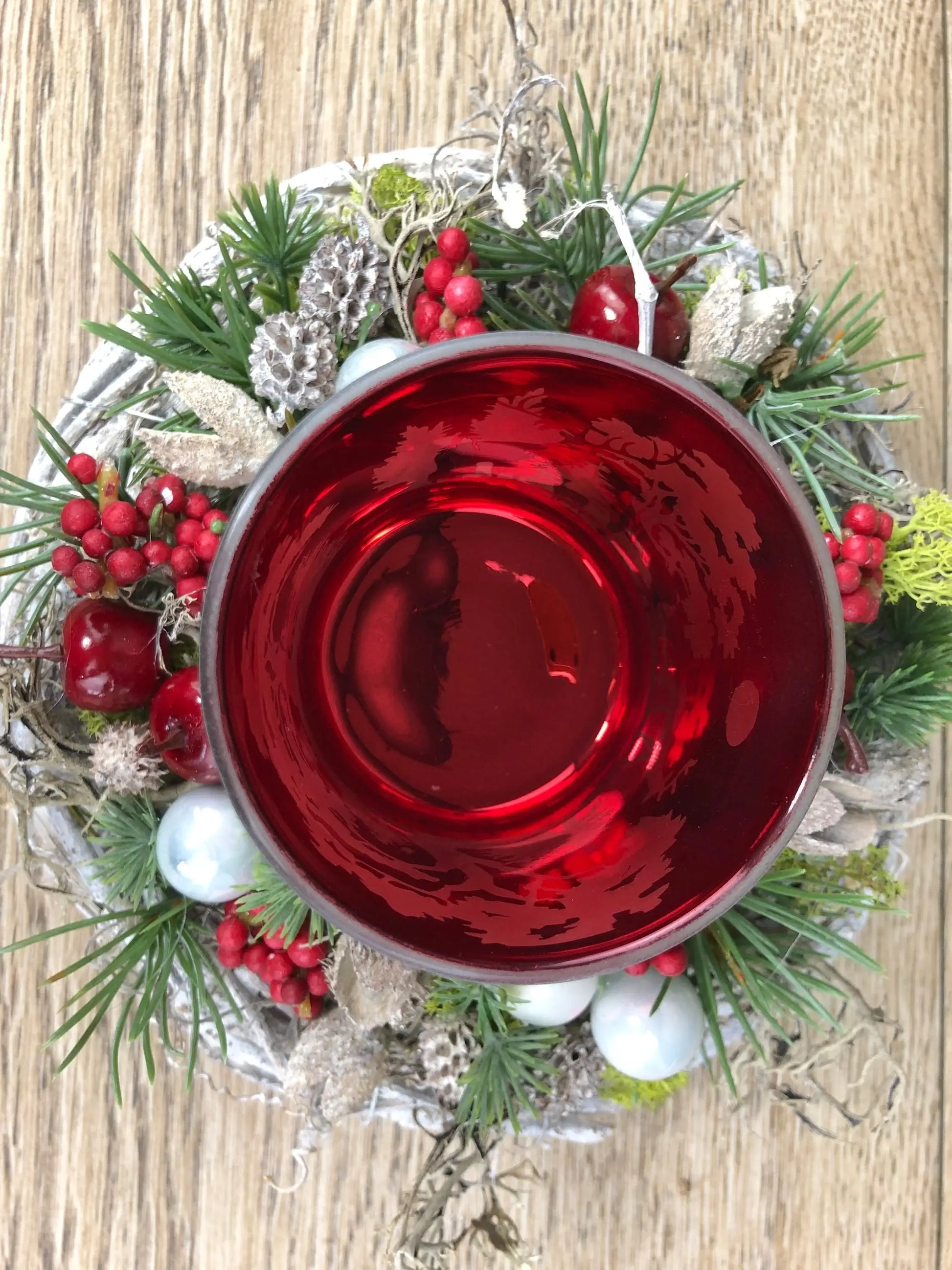 Adventsgesteck Gesteck 20cm Windlicht Glas Teelicht Hirsch Modern Rund Moos Thuja Zapfen Rot Weiß – handgemacht aus Seiden- und Kunstblumen, langlebig & pflegeleicht von SarahsFlowerStudio