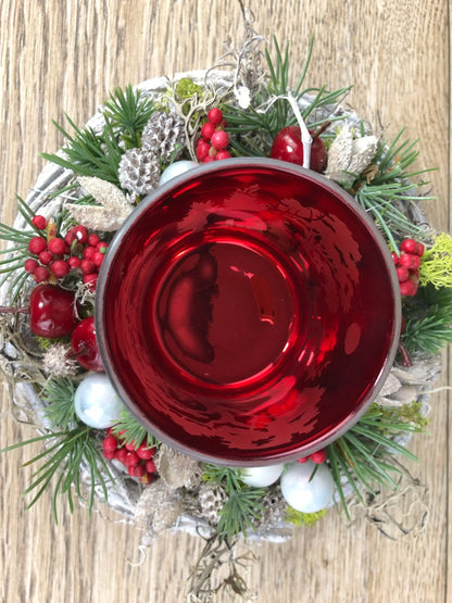 Adventsgesteck Gesteck 20cm Windlicht Glas Teelicht Hirsch Modern Rund Moos Thuja Zapfen Rot Weiß – handgemacht aus Seiden- und Kunstblumen, langlebig & pflegeleicht von SarahsFlowerStudio