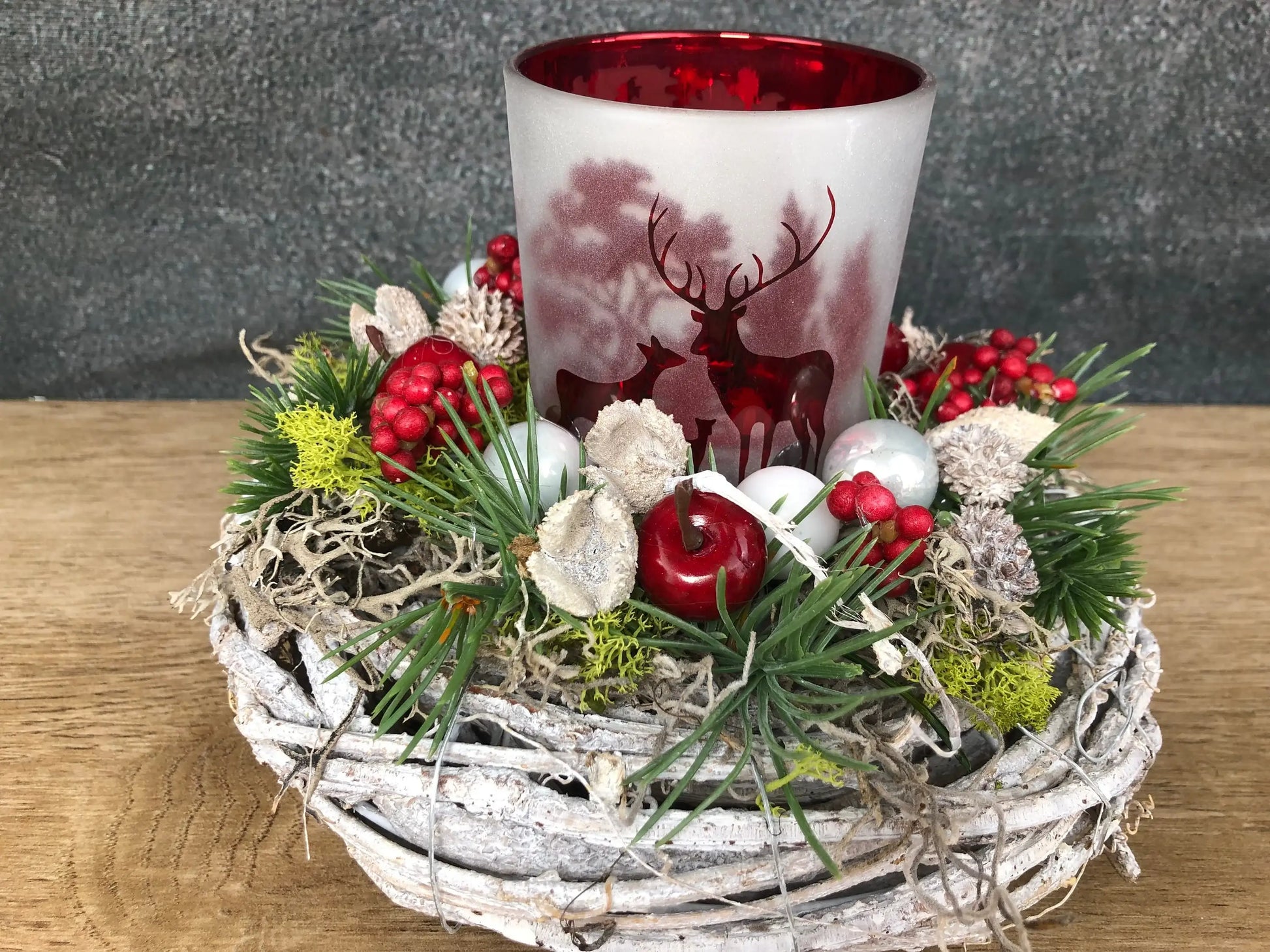 Adventsgesteck Gesteck 20cm Windlicht Glas Teelicht Hirsch Modern Rund Moos Thuja Zapfen Rot Weiß – handgemacht aus Seiden- und Kunstblumen, langlebig & pflegeleicht von SarahsFlowerStudio