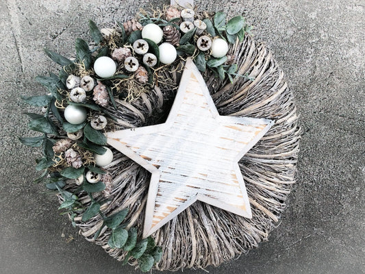 Türkranz Stern Advent Kranz Eukalyptus Stern Türdekoration Weihnachten Weidenkranz – handgemacht aus Seiden- und Kunstblumen, langlebig & pflegeleicht von SarahsFlowerStudio