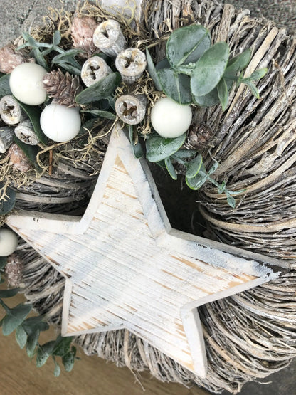 Türkranz Stern Advent Kranz Eukalyptus Stern Türdekoration Weihnachten Weidenkranz – handgemacht aus Seiden- und Kunstblumen, langlebig & pflegeleicht von SarahsFlowerStudio