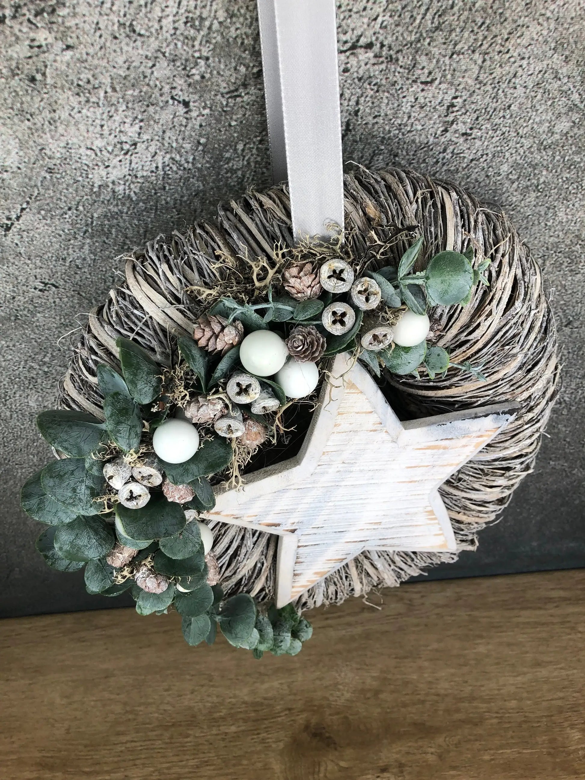 Türkranz Stern Advent Kranz Eukalyptus Stern Türdekoration Weihnachten Weidenkranz – handgemacht aus Seiden- und Kunstblumen, langlebig & pflegeleicht von SarahsFlowerStudio