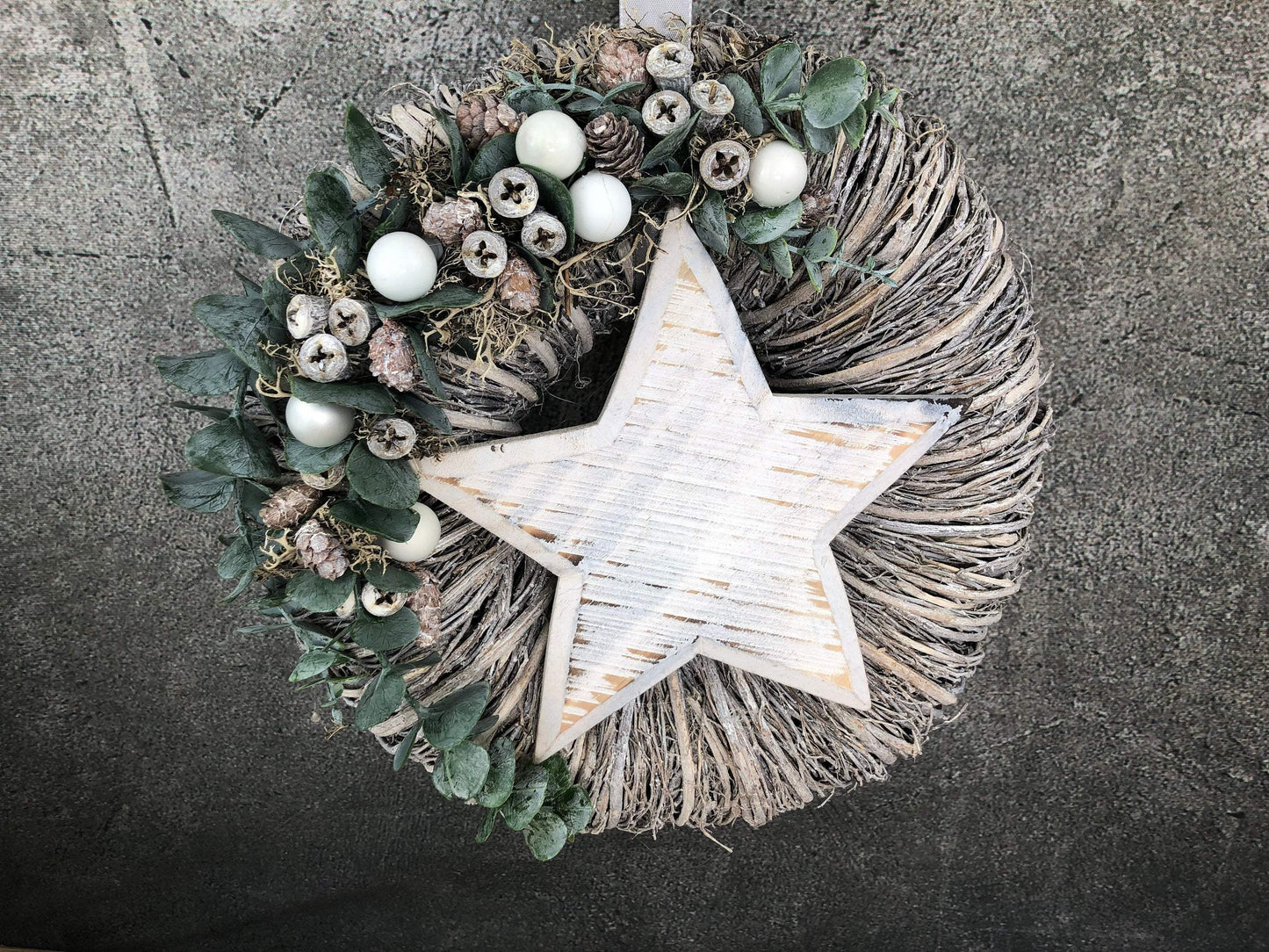 Türkranz Stern Advent Kranz Eukalyptus Stern Türdekoration Weihnachten Weidenkranz – handgemacht aus Seiden- und Kunstblumen, langlebig & pflegeleicht von SarahsFlowerStudio