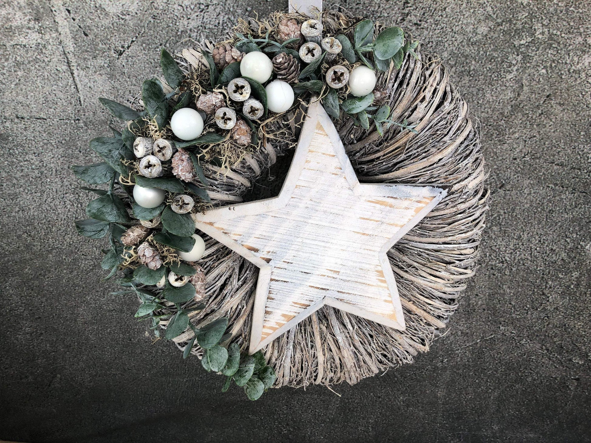 Türkranz Stern Advent Kranz Eukalyptus Stern Türdekoration Weihnachten Weidenkranz – handgemacht aus Seiden- und Kunstblumen, langlebig & pflegeleicht von SarahsFlowerStudio