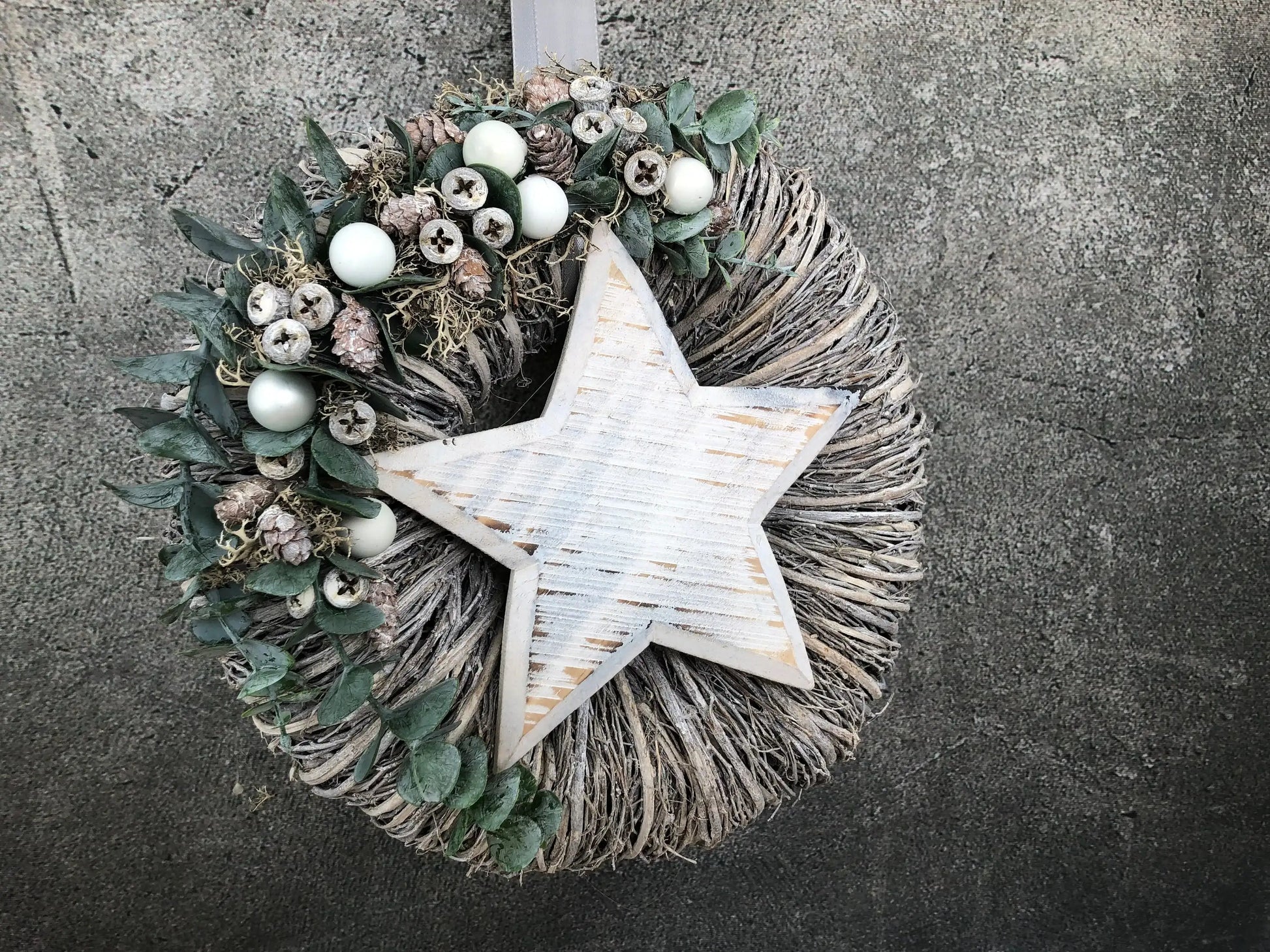 Türkranz Stern Advent Kranz Eukalyptus Stern Türdekoration Weihnachten Weidenkranz – handgemacht aus Seiden- und Kunstblumen, langlebig & pflegeleicht von SarahsFlowerStudio