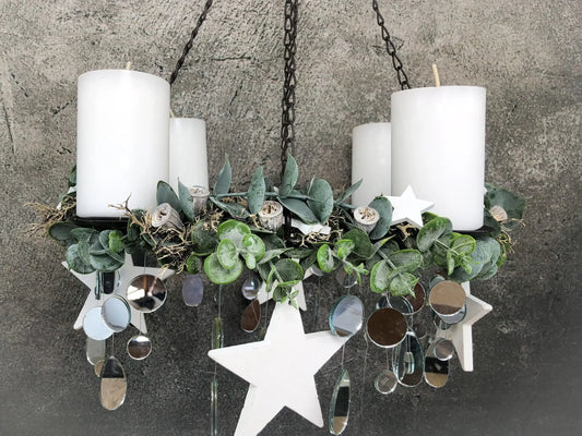 Adventskranz Eukalyptus Spiegel hängender Hänger hängen Adventskalender Wichtel Weiß Stern Eukalyptus – handgemacht aus Seiden- und Kunstblumen, langlebig & pflegeleicht von SarahsFlowerStudio