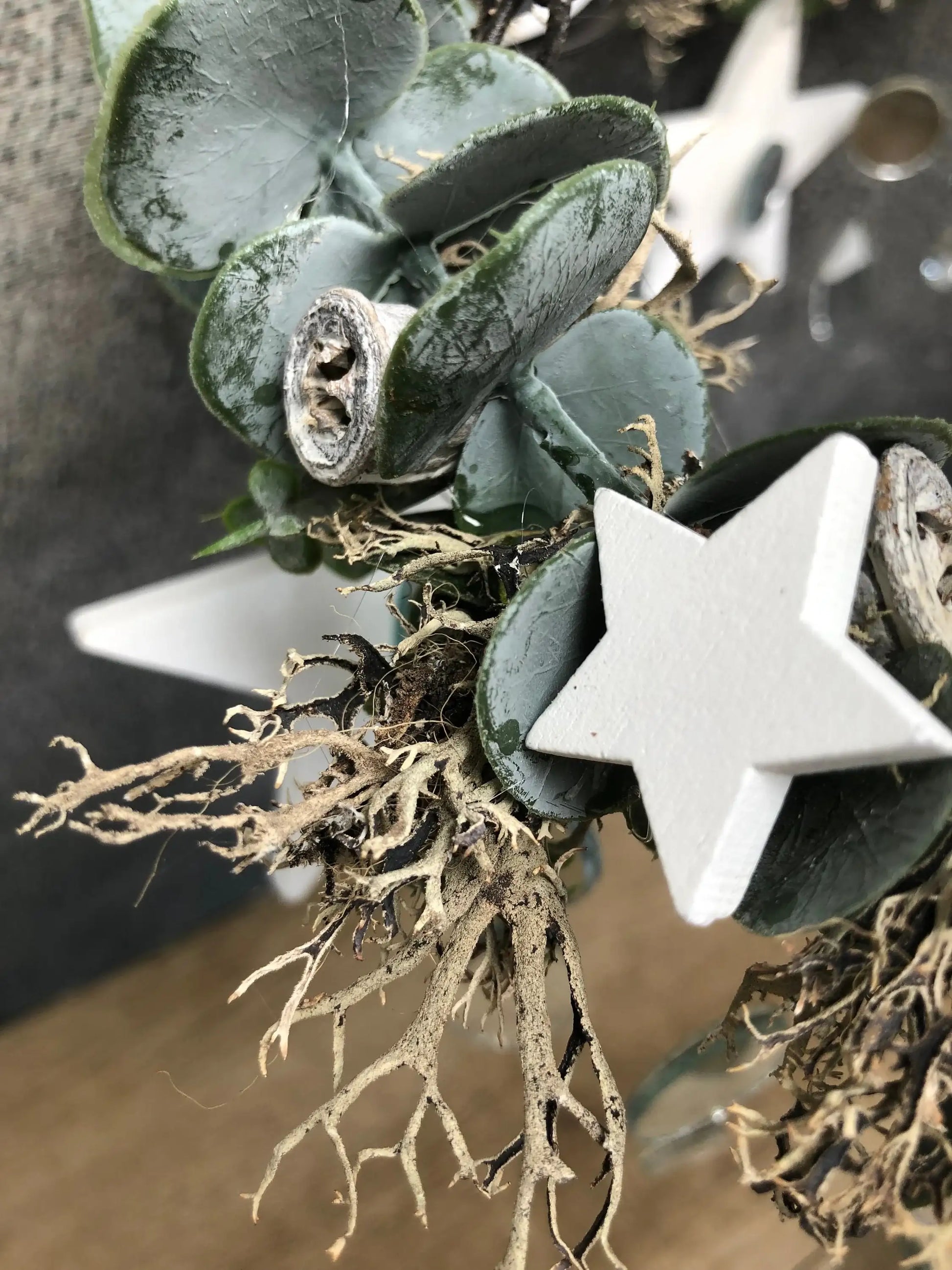 Adventskranz Eukalyptus Spiegel hängender Hänger hängen Adventskalender Wichtel Weiß Stern Eukalyptus – handgemacht aus Seiden- und Kunstblumen, langlebig & pflegeleicht von SarahsFlowerStudio
