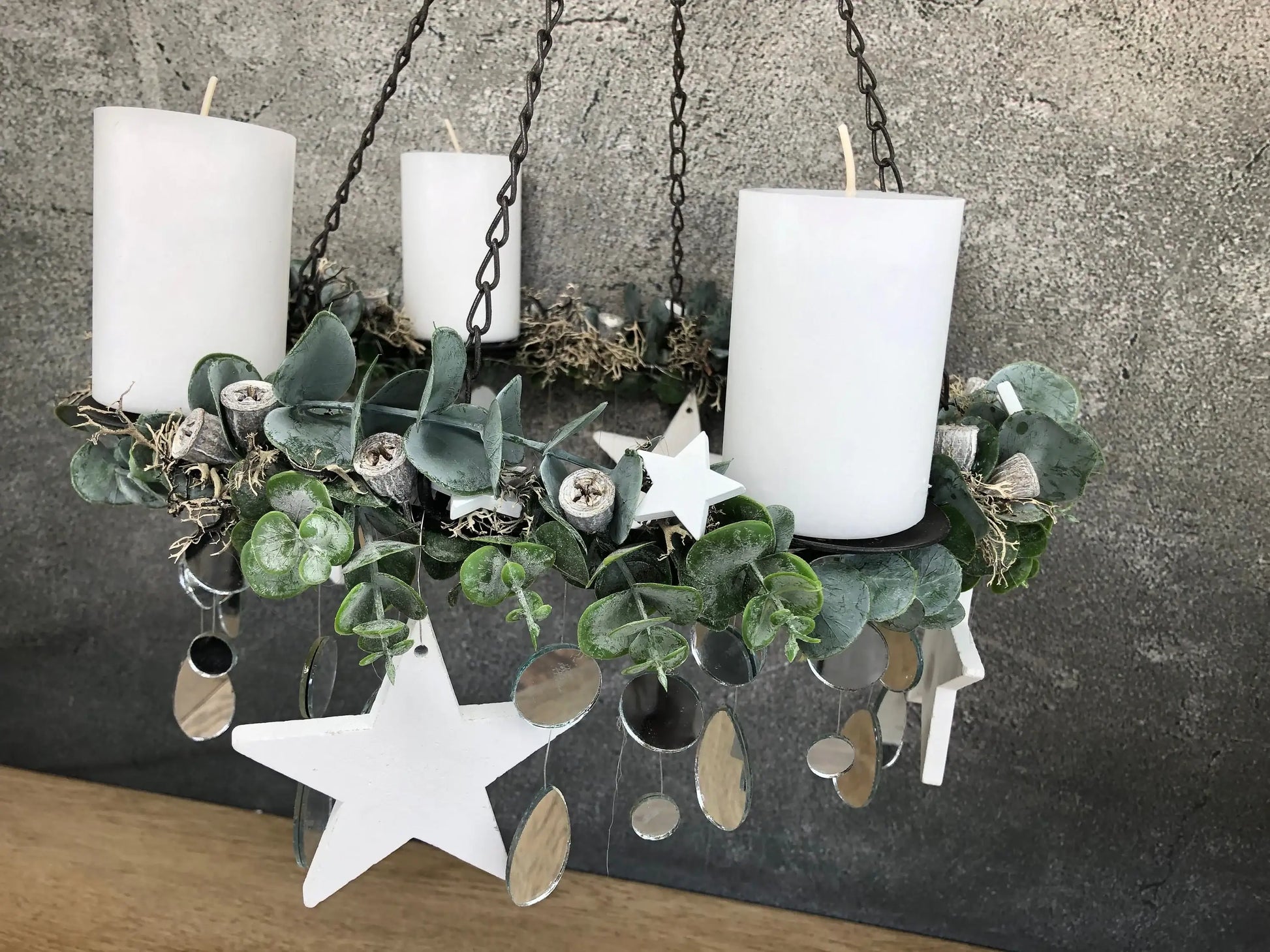 Adventskranz Eukalyptus Spiegel hängender Hänger hängen Adventskalender Wichtel Weiß Stern Eukalyptus – handgemacht aus Seiden- und Kunstblumen, langlebig & pflegeleicht von SarahsFlowerStudio