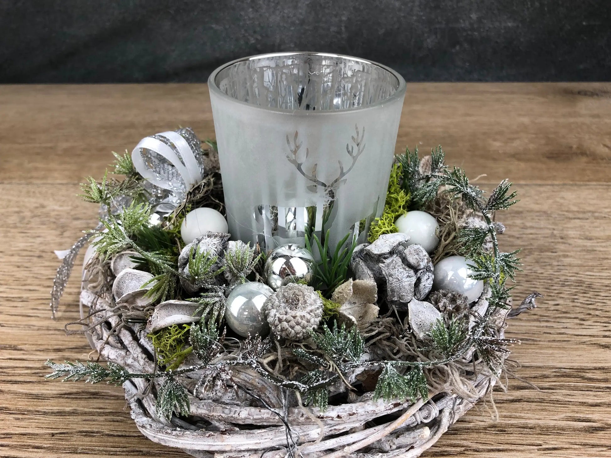 Adventsgesteck Gesteck 20cm Windlicht Glas Teelicht Silber Hirsch Modern Rund Zapfen Weiß – handgemacht aus Seiden- und Kunstblumen, langlebig & pflegeleicht von SarahsFlowerStudio