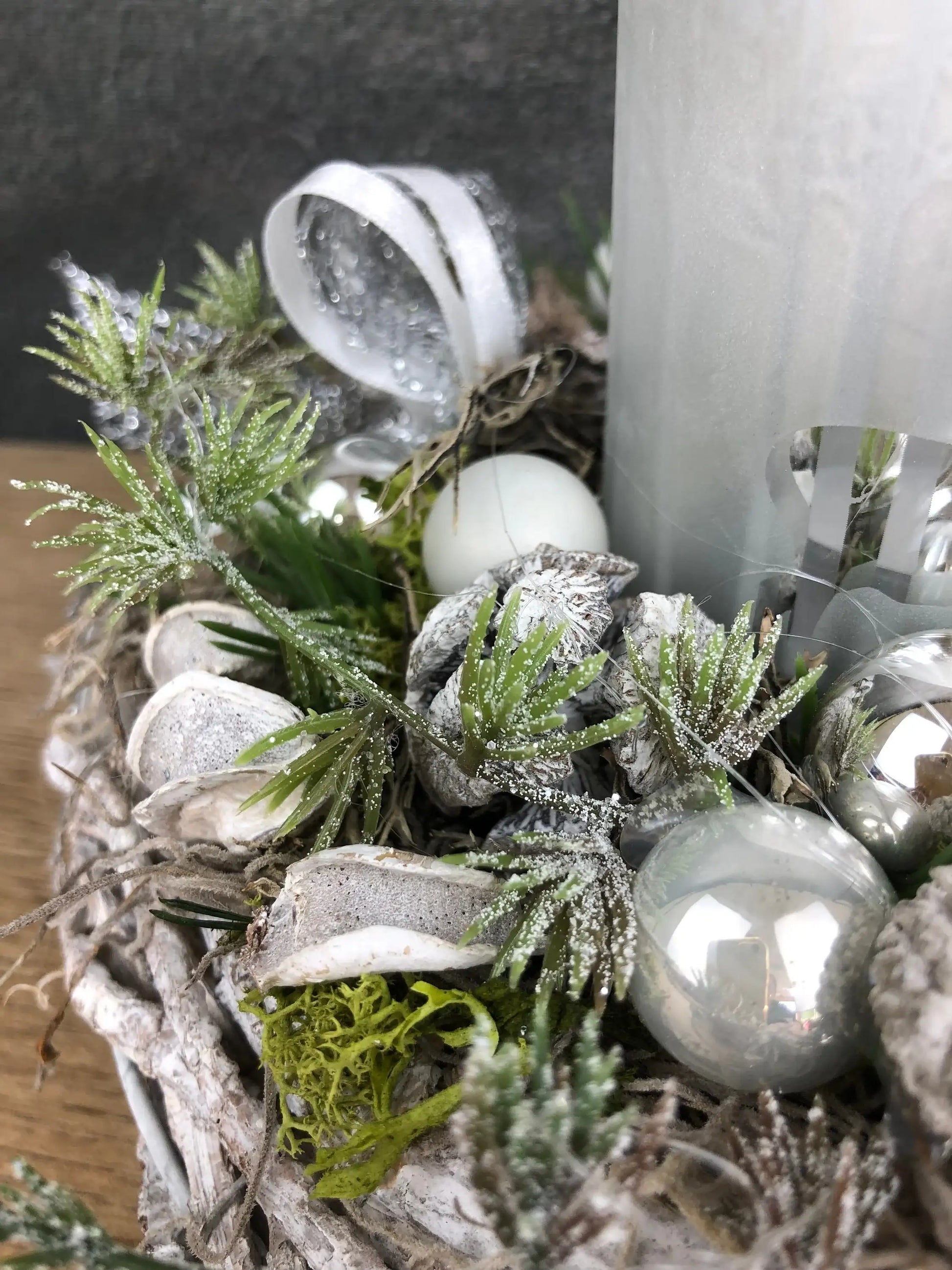 Adventsgesteck Gesteck 20cm Windlicht Glas Teelicht Silber Hirsch Modern Rund Zapfen Weiß – handgemacht aus Seiden- und Kunstblumen, langlebig & pflegeleicht von SarahsFlowerStudio