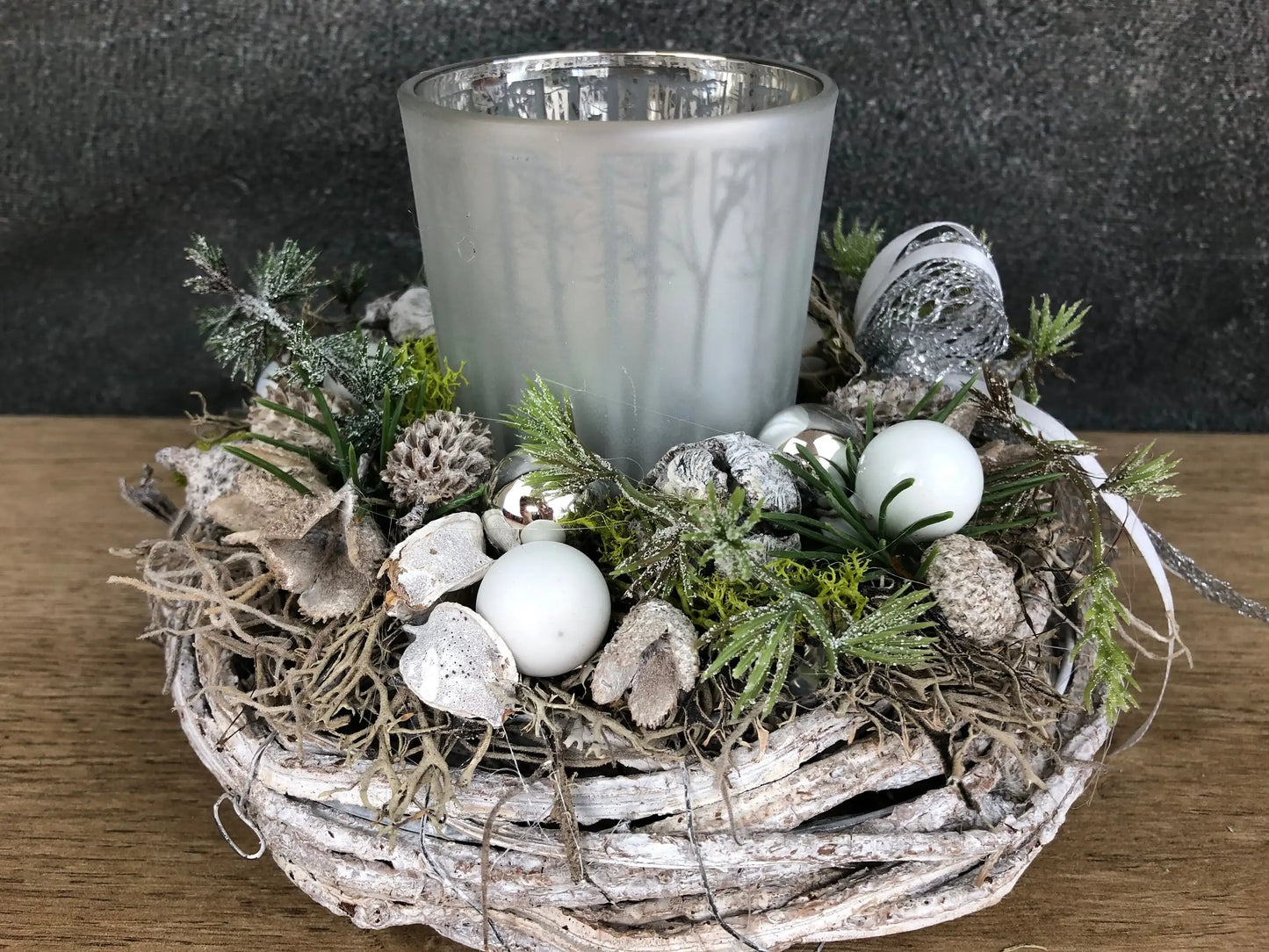 Adventsgesteck Gesteck 20cm Windlicht Glas Teelicht Silber Hirsch Modern Rund Zapfen Weiß – handgemacht aus Seiden- und Kunstblumen, langlebig & pflegeleicht von SarahsFlowerStudio