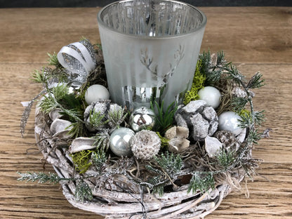 Adventsgesteck Gesteck 20cm Windlicht Glas Teelicht Silber Hirsch Modern Rund Zapfen Weiß – handgemacht aus Seiden- und Kunstblumen, langlebig & pflegeleicht von SarahsFlowerStudio