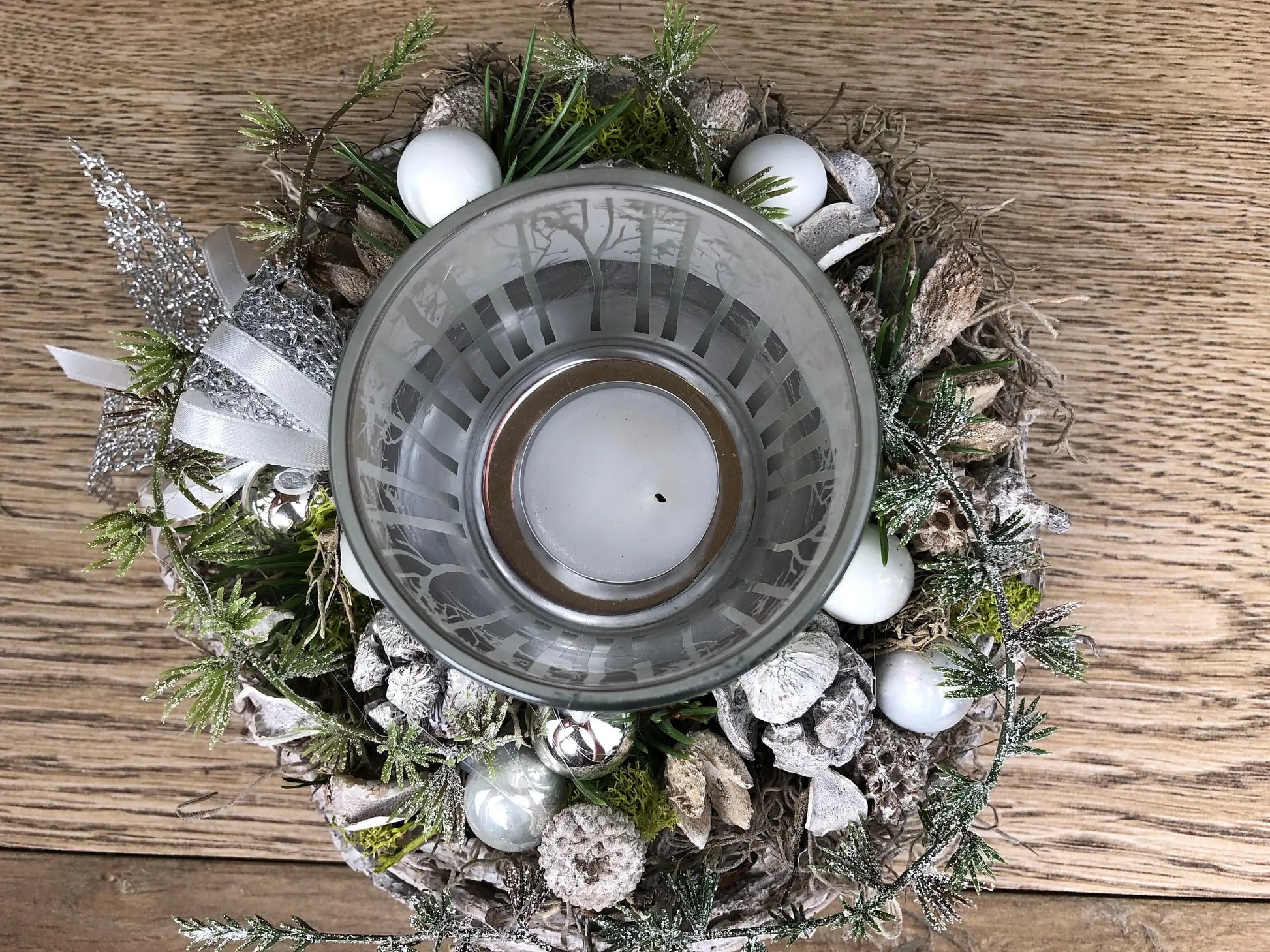 Adventsgesteck Gesteck 20cm Windlicht Glas Teelicht Silber Hirsch Modern Rund Zapfen Weiß – handgemacht aus Seiden- und Kunstblumen, langlebig & pflegeleicht von SarahsFlowerStudio