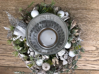 Adventsgesteck Gesteck 20cm Windlicht Glas Teelicht Silber Hirsch Modern Rund Zapfen Weiß – handgemacht aus Seiden- und Kunstblumen, langlebig & pflegeleicht von SarahsFlowerStudio
