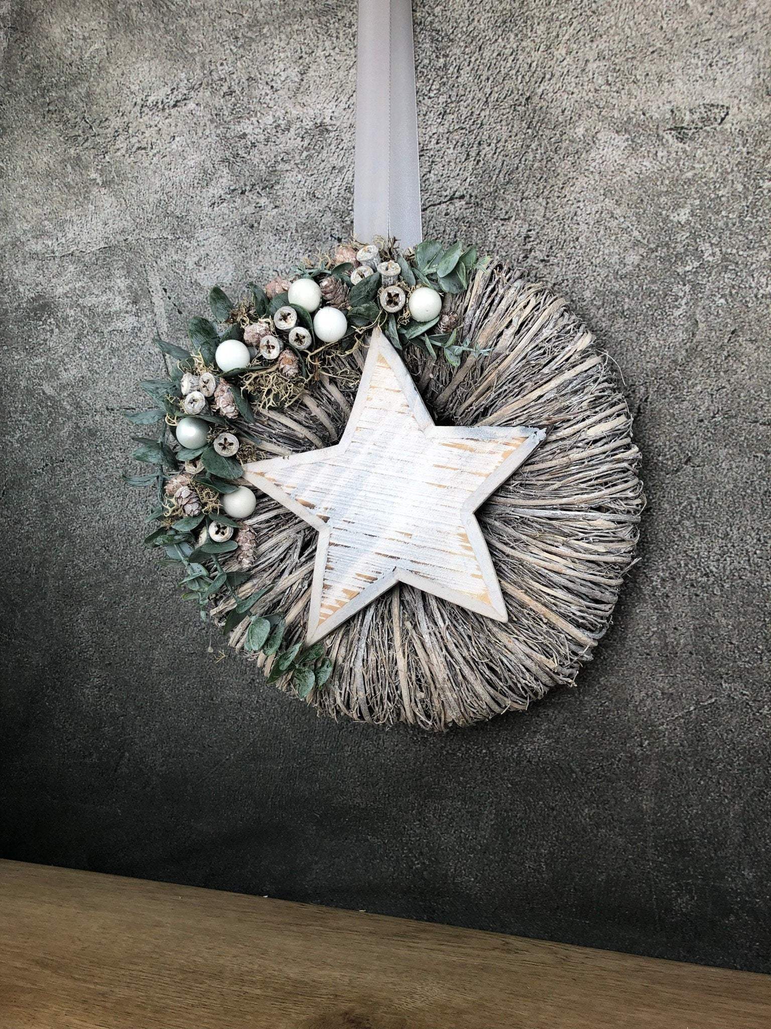 Türkranz Stern Advent Kranz Eukalyptus Stern Türdekoration Weihnachten Weidenkranz – handgemacht aus Seiden- und Kunstblumen, langlebig & pflegeleicht von SarahsFlowerStudio