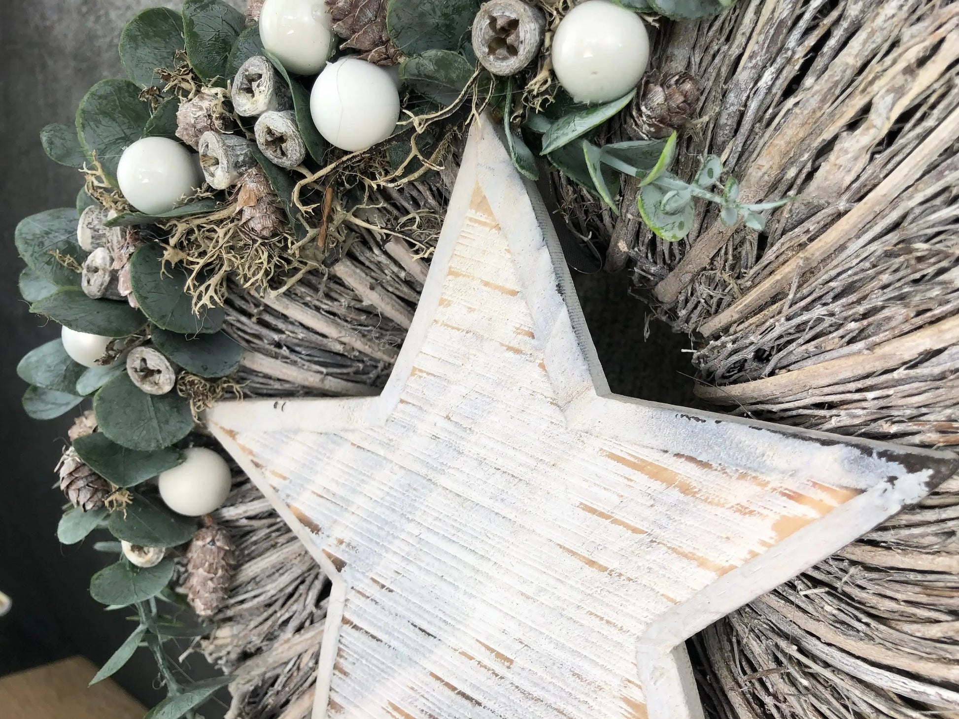 Türkranz Stern Advent Kranz Eukalyptus Stern Türdekoration Weihnachten Weidenkranz – handgemacht aus Seiden- und Kunstblumen, langlebig & pflegeleicht von SarahsFlowerStudio
