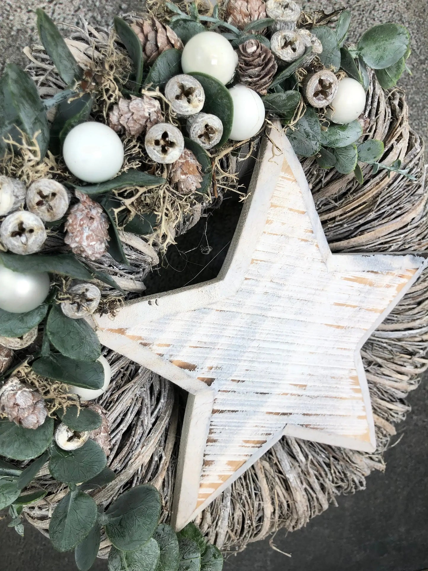 Türkranz Stern Advent Kranz Eukalyptus Stern Türdekoration Weihnachten Weidenkranz – handgemacht aus Seiden- und Kunstblumen, langlebig & pflegeleicht von SarahsFlowerStudio