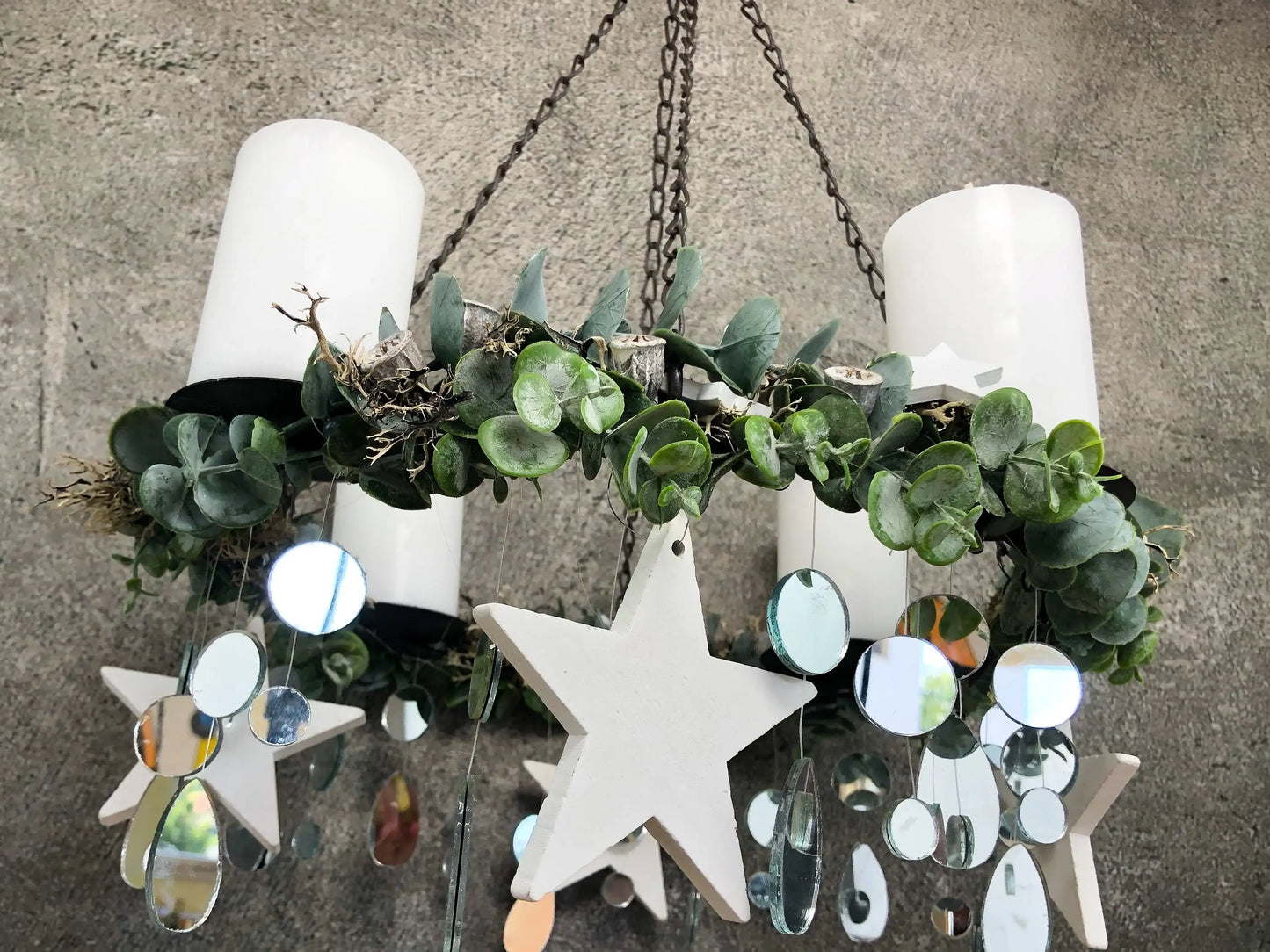 Adventskranz Eukalyptus Spiegel hängender Hänger hängen Adventskalender Wichtel Weiß Stern Eukalyptus – handgemacht aus Seiden- und Kunstblumen, langlebig & pflegeleicht von SarahsFlowerStudio