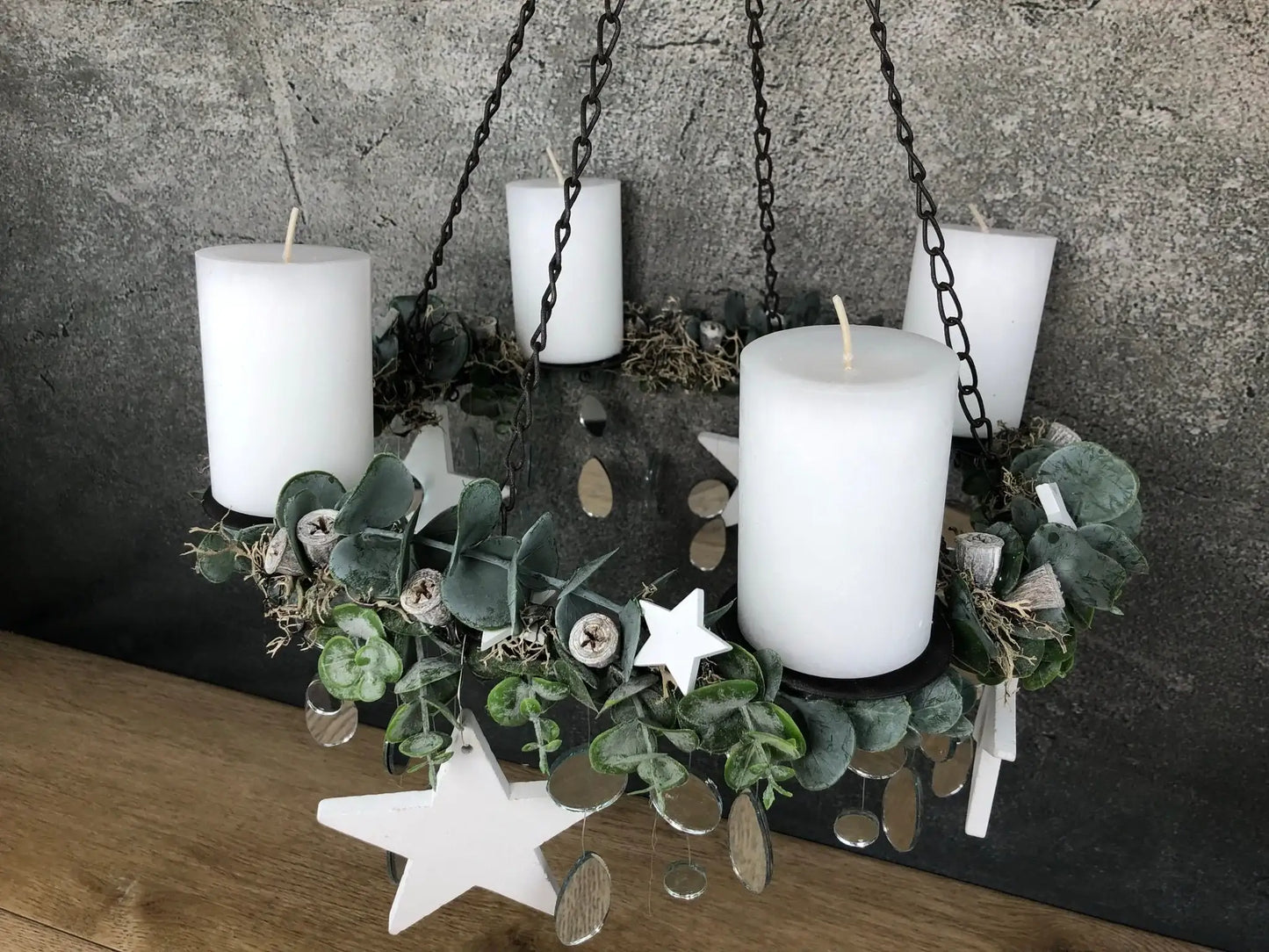 Adventskranz Eukalyptus Spiegel hängender Hänger hängen Adventskalender Wichtel Weiß Stern Eukalyptus – handgemacht aus Seiden- und Kunstblumen, langlebig & pflegeleicht von SarahsFlowerStudio