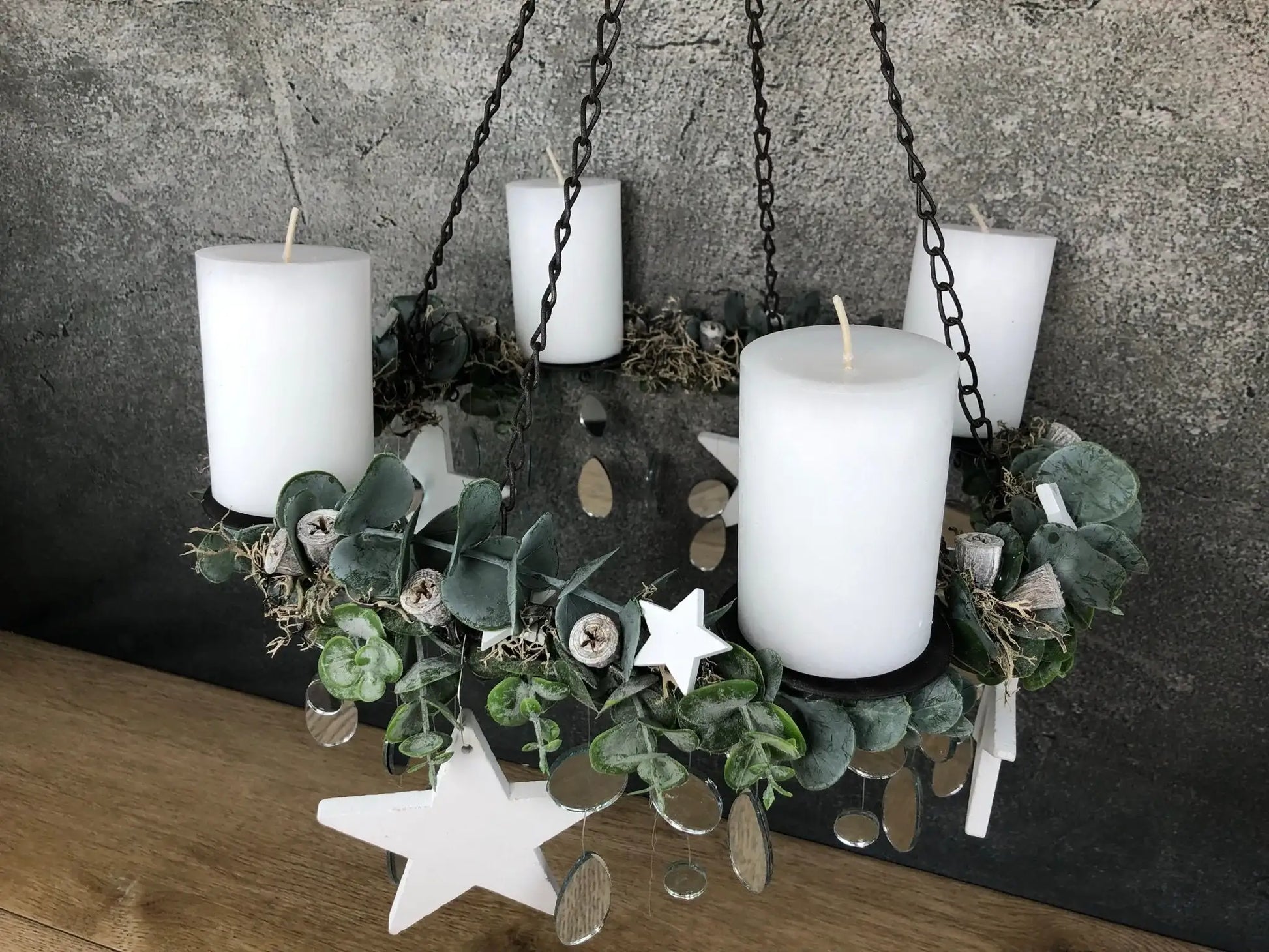 Adventskranz Eukalyptus Spiegel hängender Hänger hängen Adventskalender Wichtel Weiß Stern Eukalyptus – handgemacht aus Seiden- und Kunstblumen, langlebig & pflegeleicht von SarahsFlowerStudio