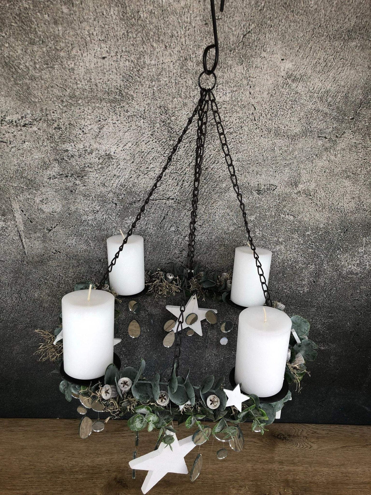 Adventskranz Eukalyptus Spiegel hängender Hänger hängen Adventskalender Wichtel Weiß Stern Eukalyptus – handgemacht aus Seiden- und Kunstblumen, langlebig & pflegeleicht von SarahsFlowerStudio
