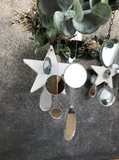 Adventskranz Eukalyptus Spiegel hängender Hänger hängen Adventskalender Wichtel Weiß Stern Eukalyptus – handgemacht aus Seiden- und Kunstblumen, langlebig & pflegeleicht von SarahsFlowerStudio