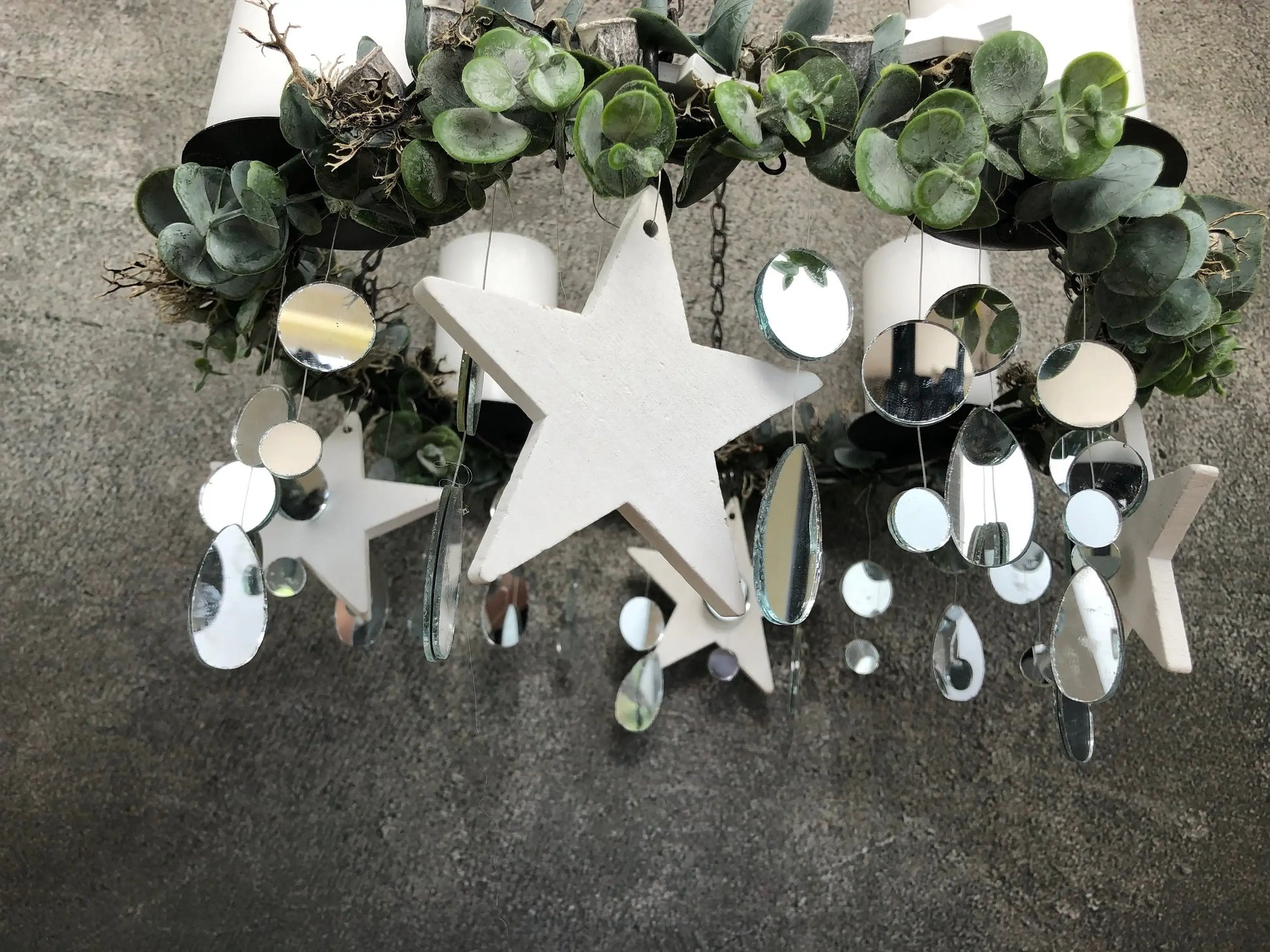 Adventskranz Eukalyptus Spiegel hängender Hänger hängen Adventskalender Wichtel Weiß Stern Eukalyptus – handgemacht aus Seiden- und Kunstblumen, langlebig & pflegeleicht von SarahsFlowerStudio