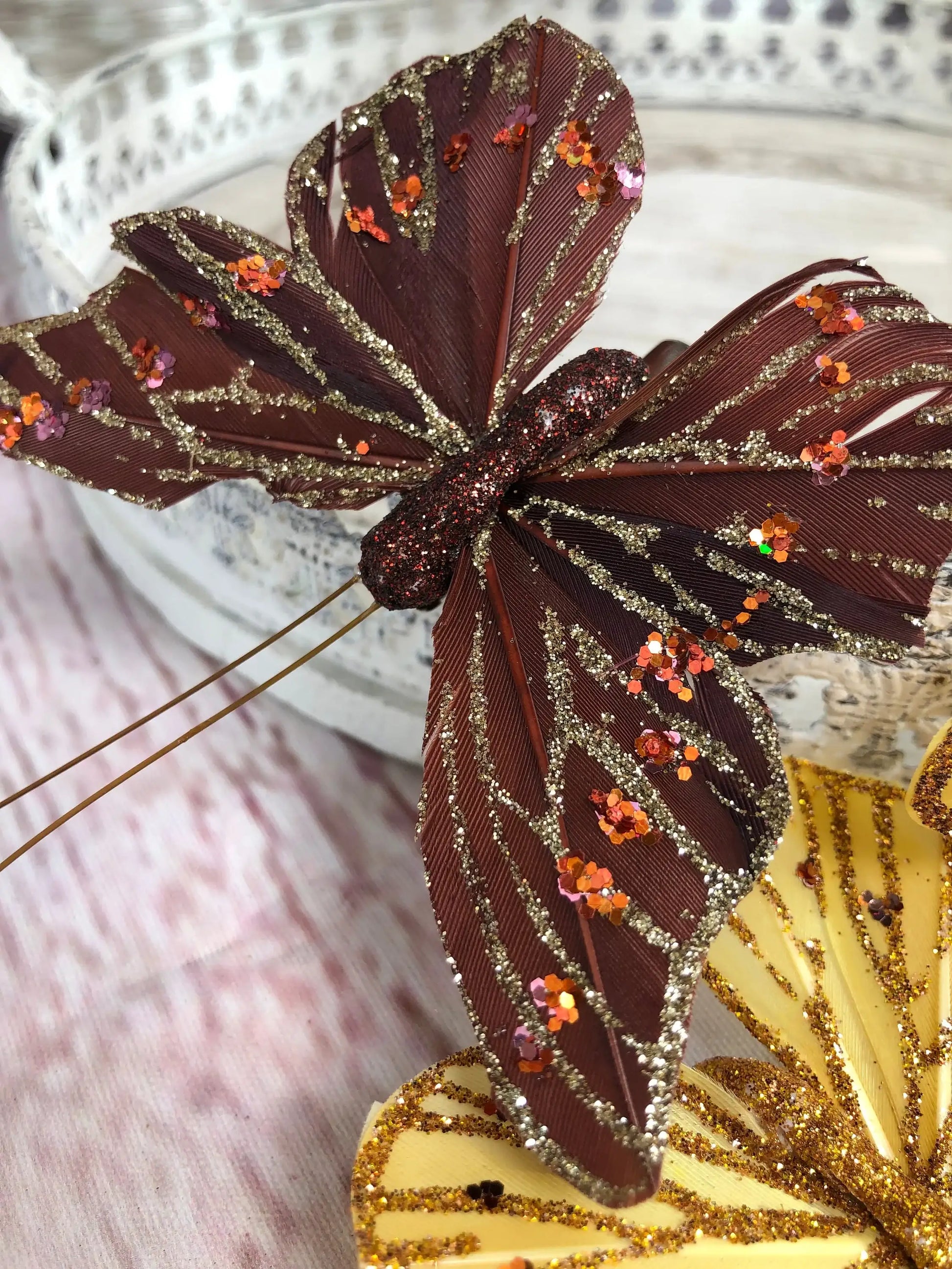 Schmetterling Federschmetterling 3 Stück am Clip Feder Butterfly – handgemacht aus Seiden- und Kunstblumen, langlebig & pflegeleicht von SarahsFlowerStudio