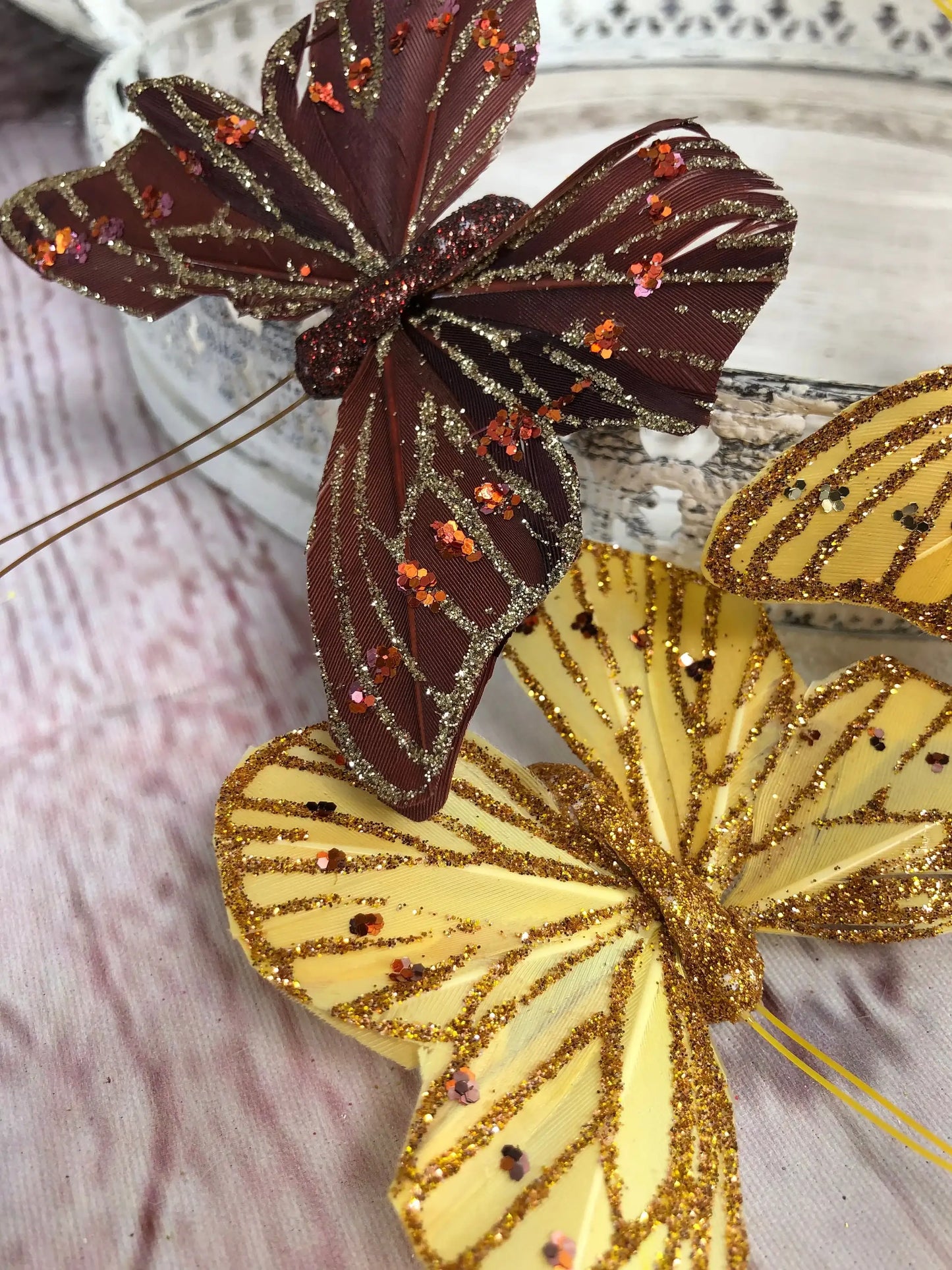 Schmetterling Federschmetterling 3 Stück am Clip Feder Butterfly – handgemacht aus Seiden- und Kunstblumen, langlebig & pflegeleicht von SarahsFlowerStudio