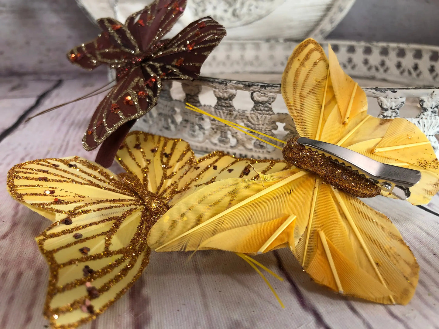 Schmetterling Federschmetterling 3 Stück am Clip Feder Butterfly – handgemacht aus Seiden- und Kunstblumen, langlebig & pflegeleicht von SarahsFlowerStudio