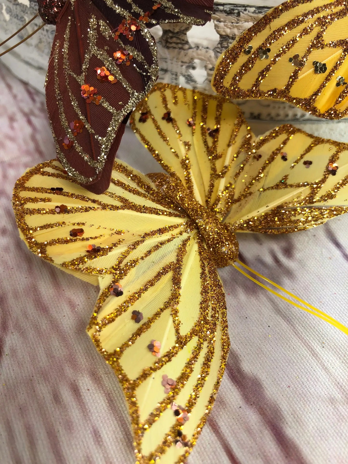 Schmetterling Federschmetterling 3 Stück am Clip Feder Butterfly – handgemacht aus Seiden- und Kunstblumen, langlebig & pflegeleicht von SarahsFlowerStudio