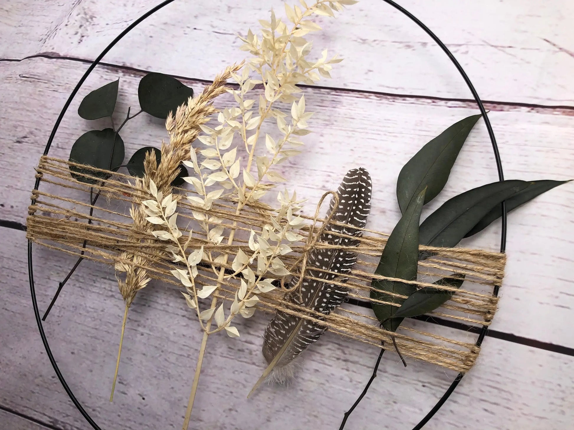 Türkranz Kranz Ring Eukalyptus Ruskus Pampas Gras Perlhuhn Feder Wandkranz Trockenblumen Natur natürlich Hoop Fensterdeko – handgemacht aus Seiden- und Kunstblumen, langlebig & pflegeleicht von SarahsFlowerStudio