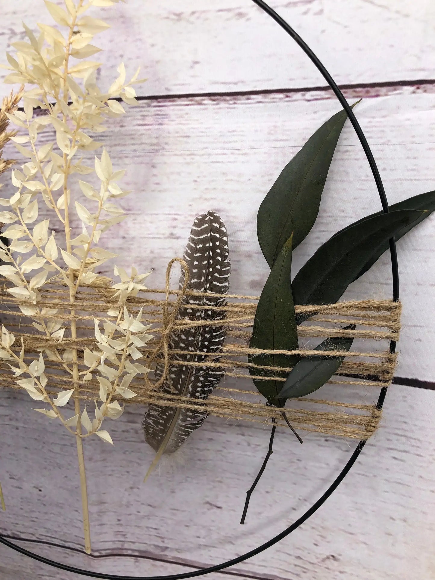 Türkranz Kranz Ring Eukalyptus Ruskus Pampas Gras Perlhuhn Feder Wandkranz Trockenblumen Natur natürlich Hoop Fensterdeko – handgemacht aus Seiden- und Kunstblumen, langlebig & pflegeleicht von SarahsFlowerStudio