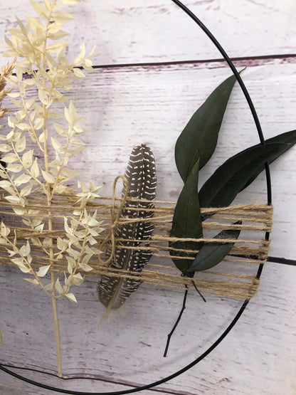 Türkranz Kranz Ring Eukalyptus Ruskus Pampas Gras Perlhuhn Feder Wandkranz Trockenblumen Natur natürlich Hoop Fensterdeko – handgemacht aus Seiden- und Kunstblumen, langlebig & pflegeleicht von SarahsFlowerStudio