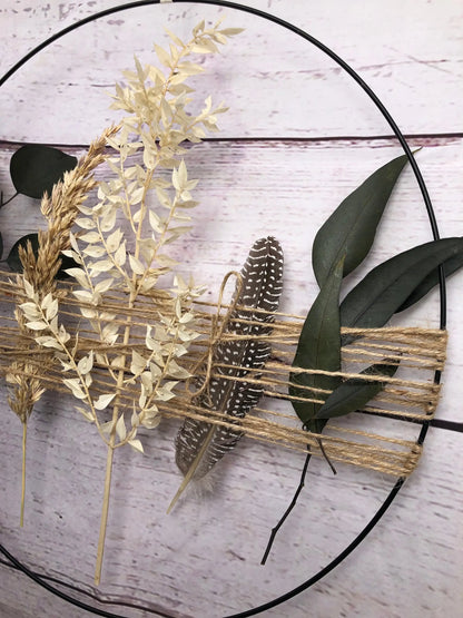 Türkranz Kranz Ring Eukalyptus Ruskus Pampas Gras Perlhuhn Feder Wandkranz Trockenblumen Natur natürlich Hoop Fensterdeko – handgemacht aus Seiden- und Kunstblumen, langlebig & pflegeleicht von SarahsFlowerStudio