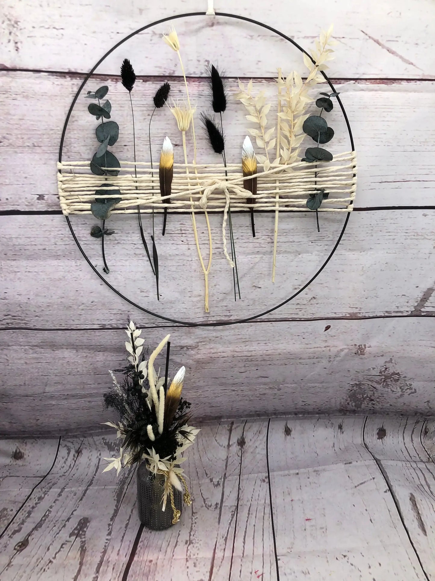 Türkranz Kranz Ring Eukalyptus Ruskus Gras Perlhuhn Feder Wandkranz Trockenblumen Natur natürlich Hoop Fensterdeko – handgemacht aus Seiden- und Kunstblumen, langlebig & pflegeleicht von SarahsFlowerStudio