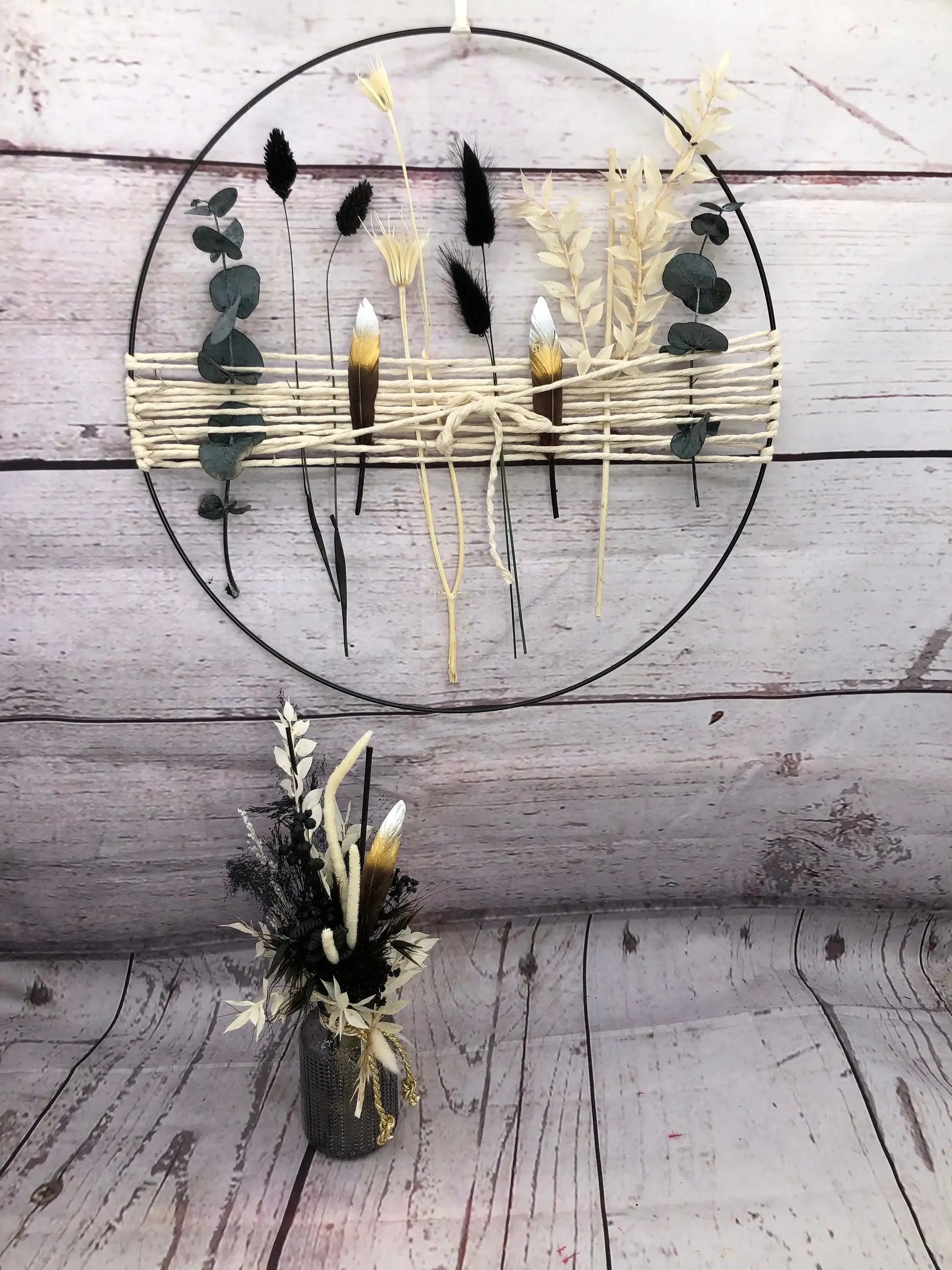 Türkranz Kranz Ring Eukalyptus Ruskus Gras Perlhuhn Feder Wandkranz Trockenblumen Natur natürlich Hoop Fensterdeko – handgemacht aus Seiden- und Kunstblumen, langlebig & pflegeleicht von SarahsFlowerStudio