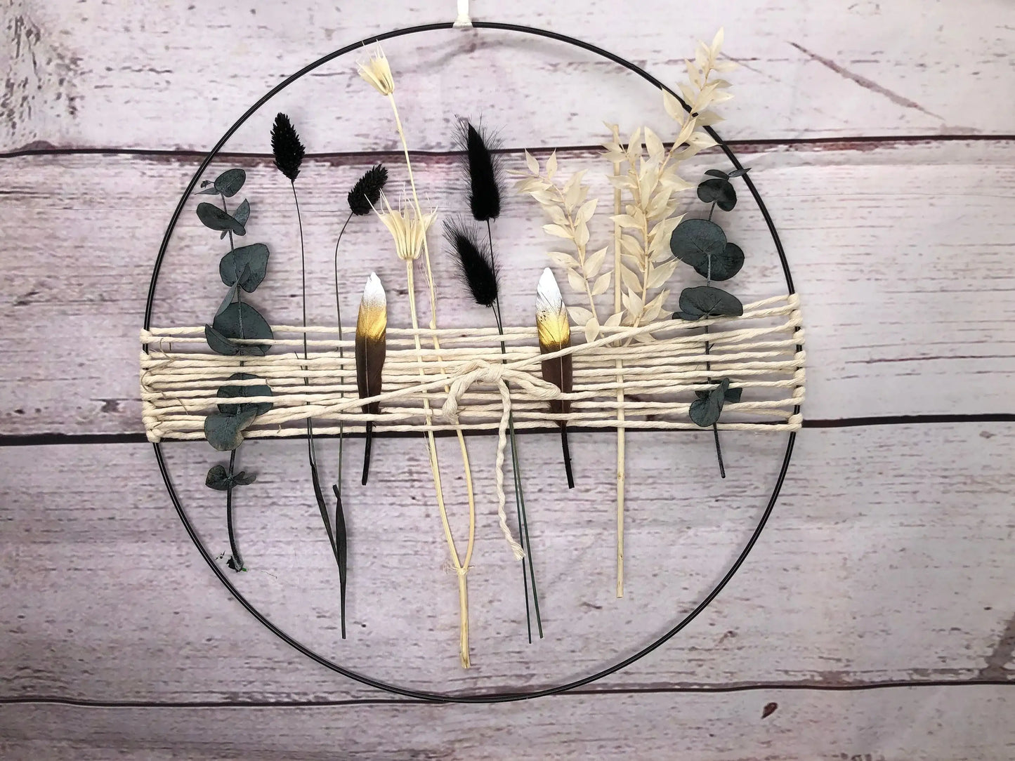Türkranz Kranz Ring Eukalyptus Ruskus Gras Perlhuhn Feder Wandkranz Trockenblumen Natur natürlich Hoop Fensterdeko – handgemacht aus Seiden- und Kunstblumen, langlebig & pflegeleicht von SarahsFlowerStudio