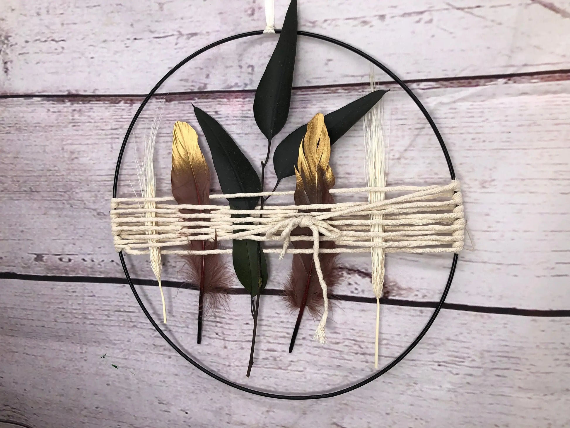Türkranz Kranz Ring Eukalyptus Ruskus Gras Perlhuhn Feder Wandkranz Trockenblumen Natur natürlich Hoop Fensterdeko – handgemacht aus Seiden- und Kunstblumen, langlebig & pflegeleicht von SarahsFlowerStudio