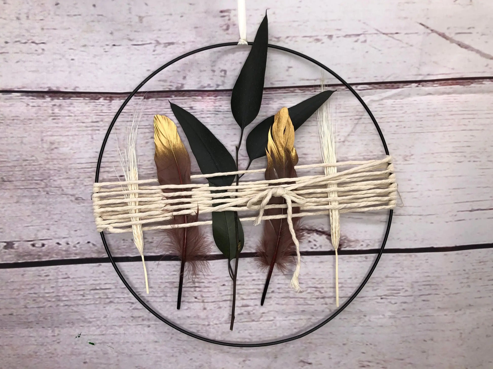 Türkranz Kranz Ring Eukalyptus Ruskus Gras Perlhuhn Feder Wandkranz Trockenblumen Natur natürlich Hoop Fensterdeko – handgemacht aus Seiden- und Kunstblumen, langlebig & pflegeleicht von SarahsFlowerStudio
