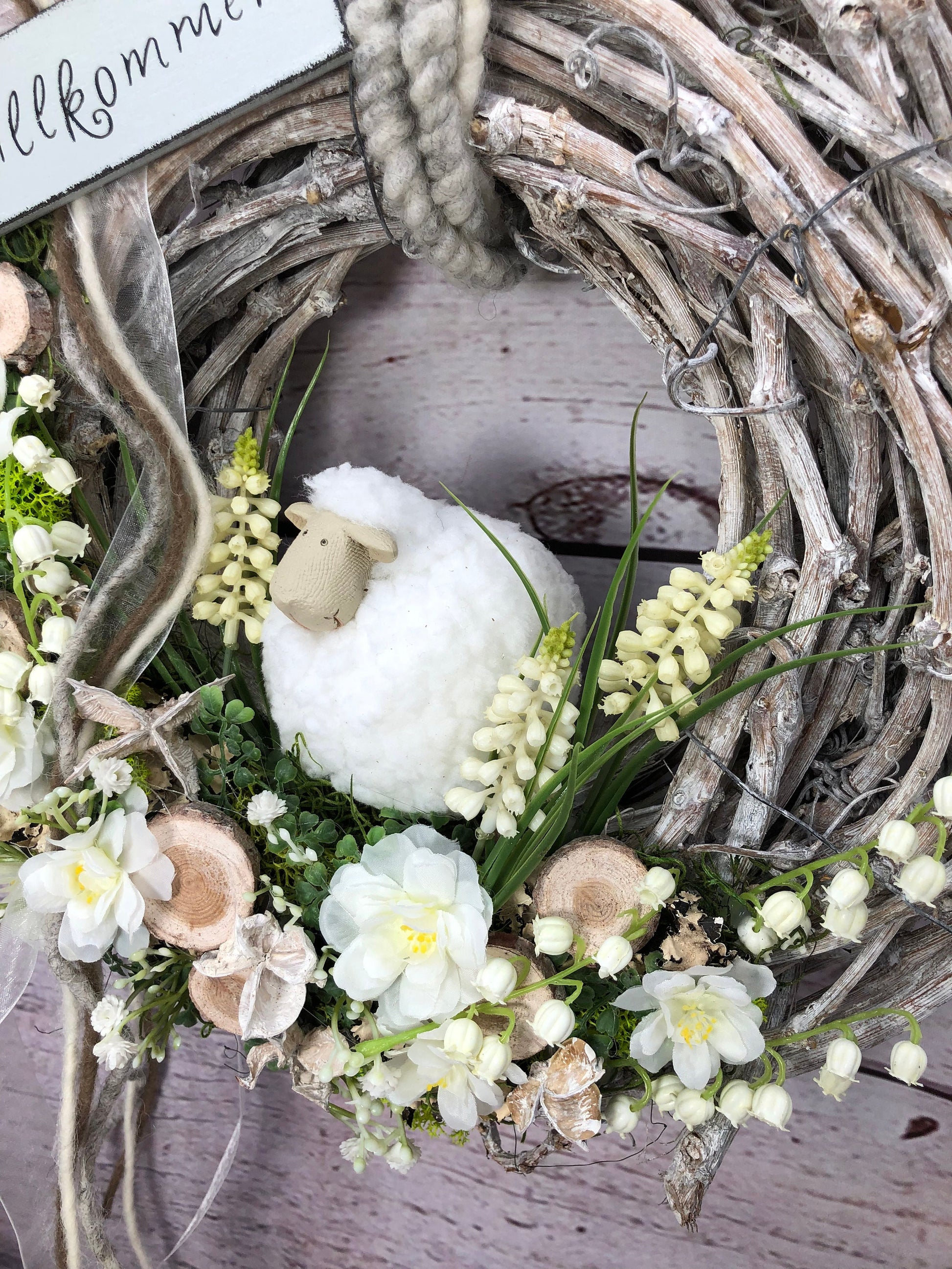 Frühlingskranz Türdeko mit Schafen & Maiglöckchen – Osterkranz Seidenblumen – Türkranz – SarahsFlowerStudio