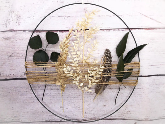 Türkranz Kranz Ring Eukalyptus Ruskus Pampas Gras Perlhuhn Feder Wandkranz Trockenblumen Natur natürlich Hoop Fensterdeko – handgemacht aus Seiden- und Kunstblumen, langlebig & pflegeleicht von SarahsFlowerStudio