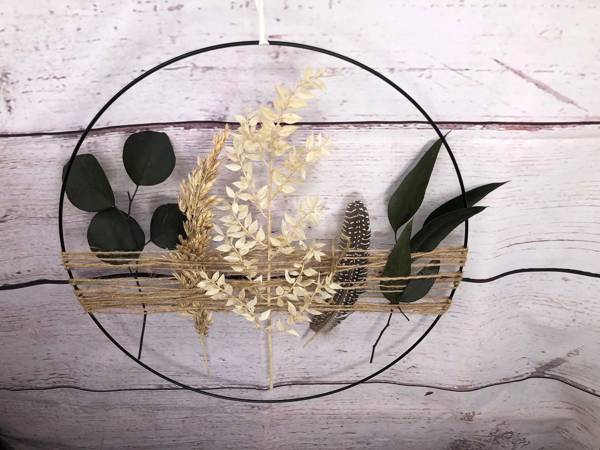 Türkranz Kranz Ring Eukalyptus Ruskus Pampas Gras Perlhuhn Feder Wandkranz Trockenblumen Natur natürlich Hoop Fensterdeko – handgemacht aus Seiden- und Kunstblumen, langlebig & pflegeleicht von SarahsFlowerStudio