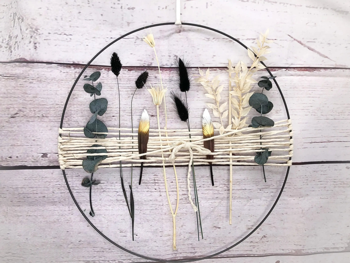 Türkranz Kranz Ring Eukalyptus Ruskus Gras Perlhuhn Feder Wandkranz Trockenblumen Natur natürlich Hoop Fensterdeko – handgemacht aus Seiden- und Kunstblumen, langlebig & pflegeleicht von SarahsFlowerStudio