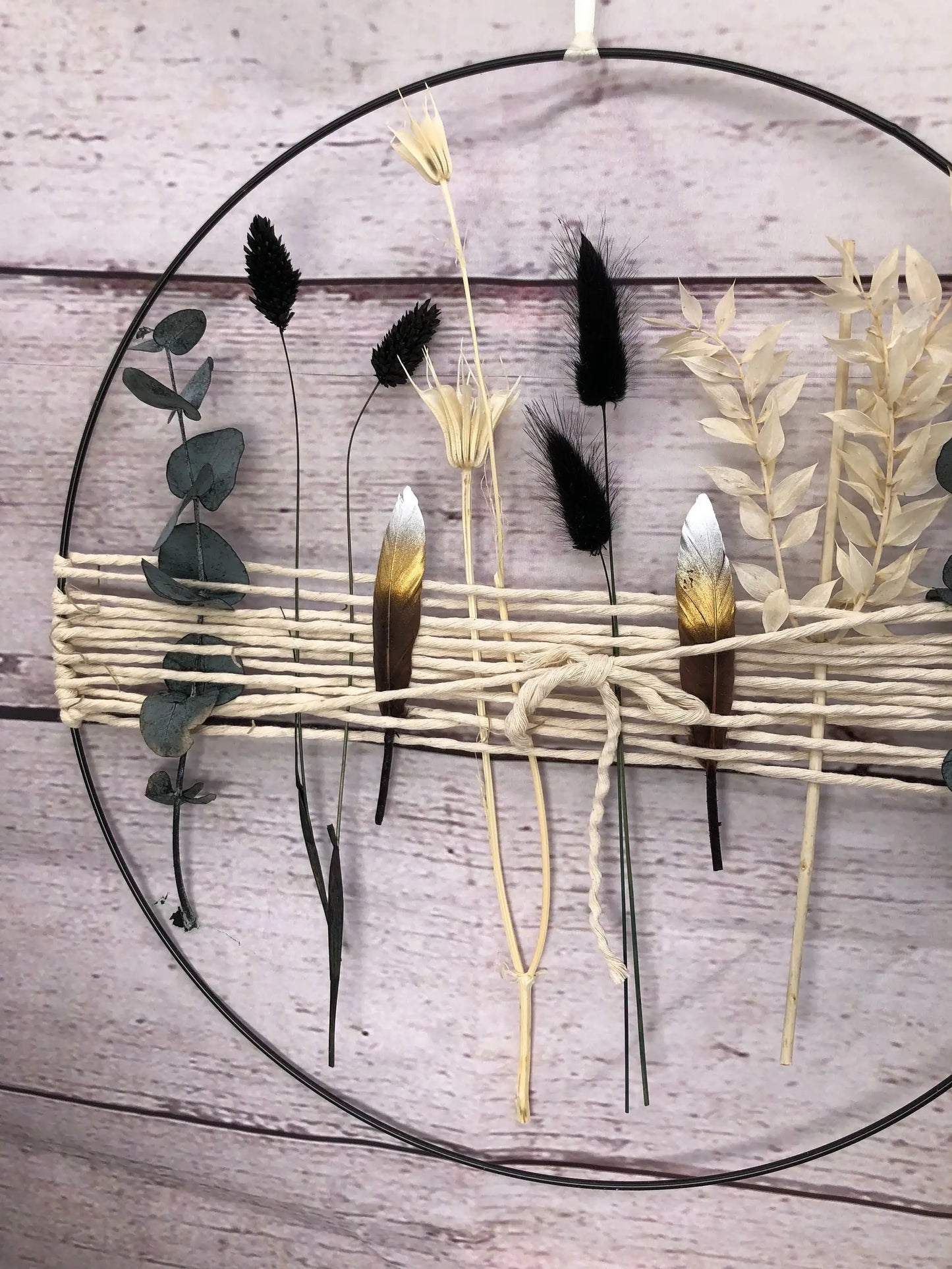 Türkranz Kranz Ring Eukalyptus Ruskus Gras Perlhuhn Feder Wandkranz Trockenblumen Natur natürlich Hoop Fensterdeko – handgemacht aus Seiden- und Kunstblumen, langlebig & pflegeleicht von SarahsFlowerStudio